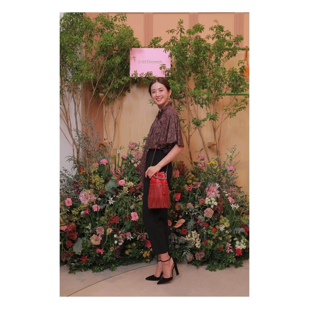 高垣麗子さんのインスタグラム写真 - (高垣麗子Instagram)「・ ・ ・ @jandmdavidson 青山店 リニューアルオープン おめでとうございます‼︎𓆸 お気に入りのBURGUNDYの FRINGE CARNIVAL👛を持って 遊びに行ってきました𓂃♪ ・ ・ #jandmdavidson  #fringecarnival  #bag #fashion」8月28日 22時12分 - reikotakagaki