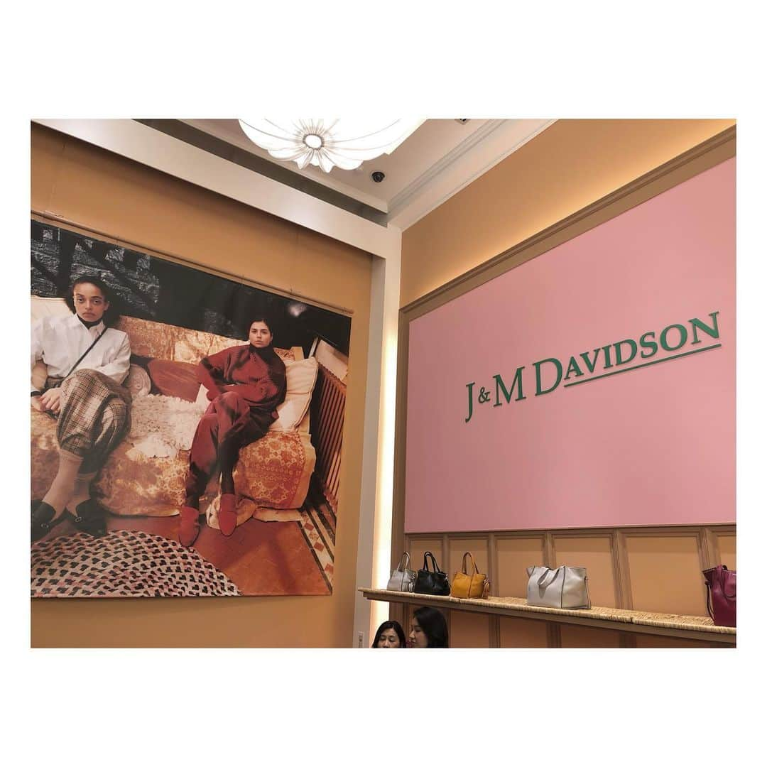 高垣麗子さんのインスタグラム写真 - (高垣麗子Instagram)「・ ・ ・ @jandmdavidson 青山店 リニューアルオープン おめでとうございます‼︎𓆸 お気に入りのBURGUNDYの FRINGE CARNIVAL👛を持って 遊びに行ってきました𓂃♪ ・ ・ #jandmdavidson  #fringecarnival  #bag #fashion」8月28日 22時12分 - reikotakagaki