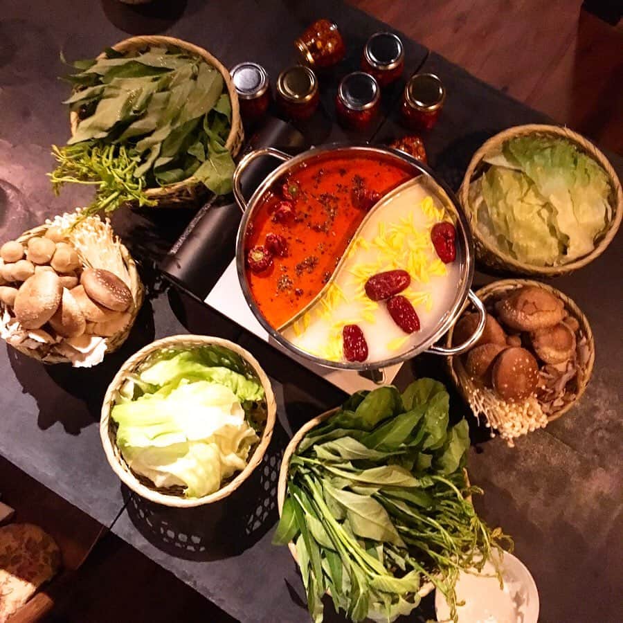 のインスタグラム：「銀月サロン 夏の火鍋会@閑是  夏の火鍋。たくさんのスパイスが溶け込んだスープが体に沁みる。お鍋の前にみんなで作ったラー油を、スープに溶かしながら、お野菜もキノコもいくらでも食べられる。 夏の疲れをデトックス。  デザートは蜜香紅茶のカキ氷。 ふわぁふわぁのとろけるミルクティの氷、絶品。  #銀月サロン #閑是 #火鍋 #カキ氷 #京都散策 #中国茶」