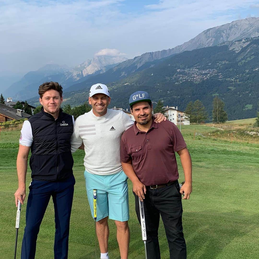 マイケル・ペーニャのインスタグラム：「Had a blast today with @niallhoran @thesergiogarcia at the @omegaeuropeanmasters thank you @omega! @bettinardigolf @pingtour」
