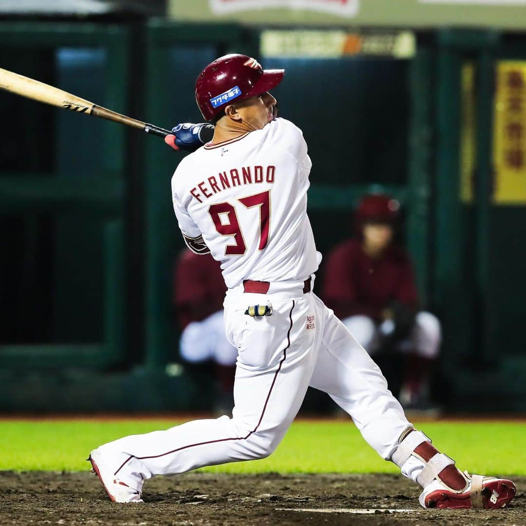 東北楽天ゴールデンイーグルスさんのインスタグラム写真 - (東北楽天ゴールデンイーグルスInstagram)「⚾️ ⚾️E 4-5 M⚾️ 2番手の戸村選手が3回1/3を投げ2安打自責点0の好投👍🏼 打線は3点ビハインドの4回にブラッシュ選手が 2試合連続の27号2ランを放ち1点差に詰め寄る🔥 2点差となった8回には代打のフェルナンド選手が 今季初打点となるタイムリーヒットで再び1点差に👏🏼 しかしあと1本が出ずに連勝とはならず。 #rakuteneagles #RESTART #日本一の東北へ #夏スタ #フェルナンド #ブラッシュ #戸村健次」8月28日 22時19分 - rakuten_eagles