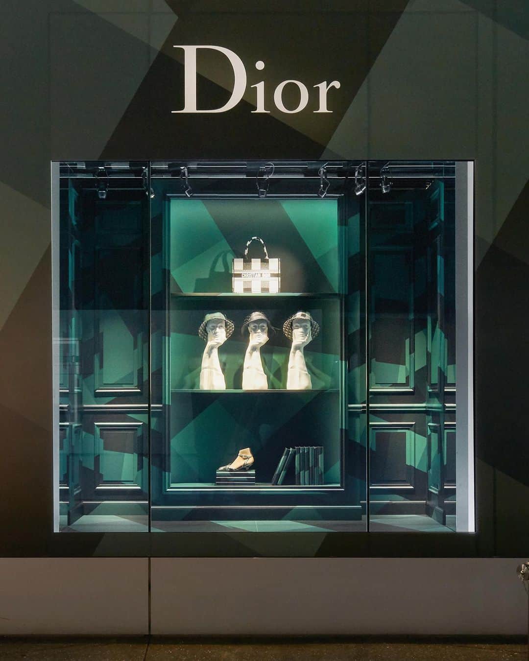 クリスチャンディオールさんのインスタグラム写真 - (クリスチャンディオールInstagram)「Designed by the Pritzker Prize-winning firm SANAA in 2004, the Dior boutique in Tokyo's Omotesando district is styled for Autumn-Winter 2019-2020 in a combination of colorful tartans, recalling the "Teddy Girl" inspiration for the latest collection by #MariaGraziaChiuri.⁠⠀ #DiorAW19⁠」8月28日 22時19分 - dior