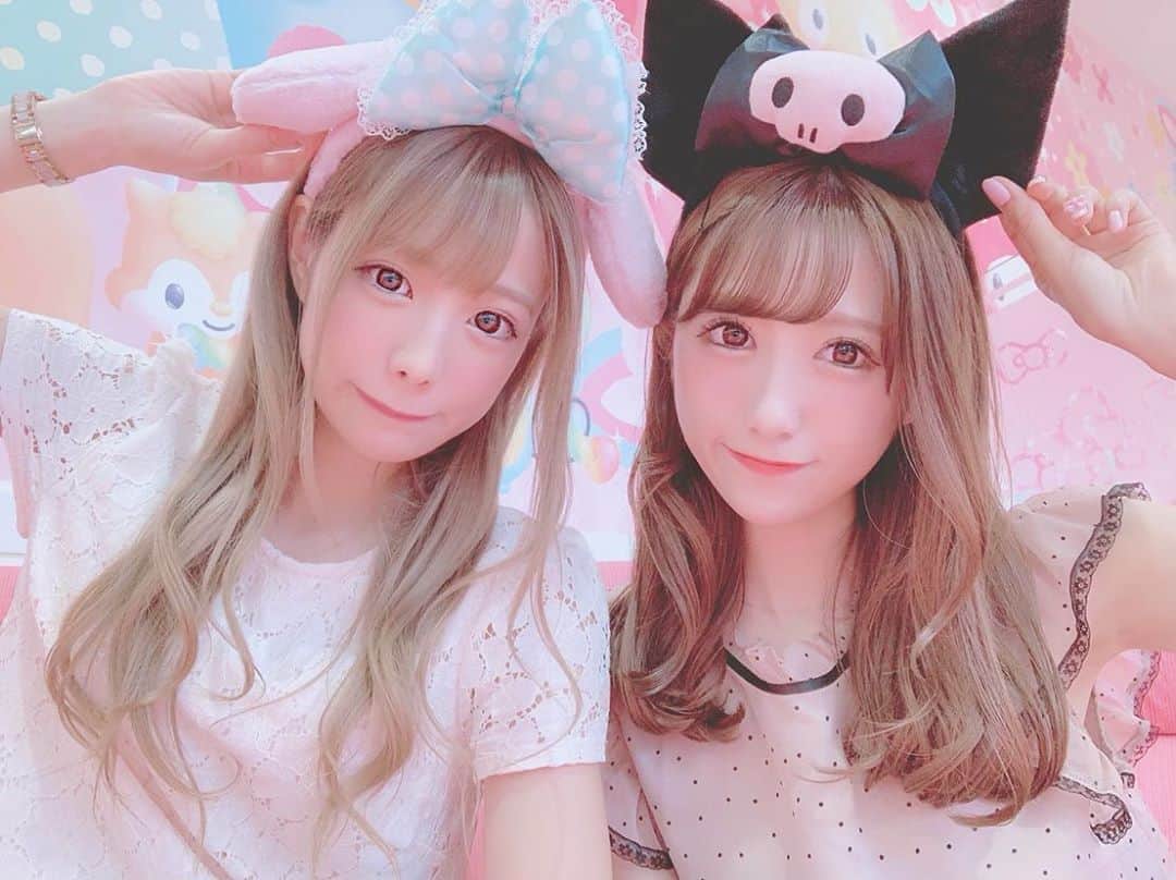 田口未彩のインスタグラム：「❤︎ . . えみりと年パ友達になった❤︎ #みぃえみ姉妹 . .  #サンリオ #サンリオピューロランド #ピューロランド #ピューロ #クロミ #クロミちゃん #マイメロ #量産型 #量産型女子 #anmille #アンミール #エブリン #メイク #オレンジメイク #ピューロコーデ #カチューシャ #量産型コーデ #双子 #姉妹 #ピンクコーデ」