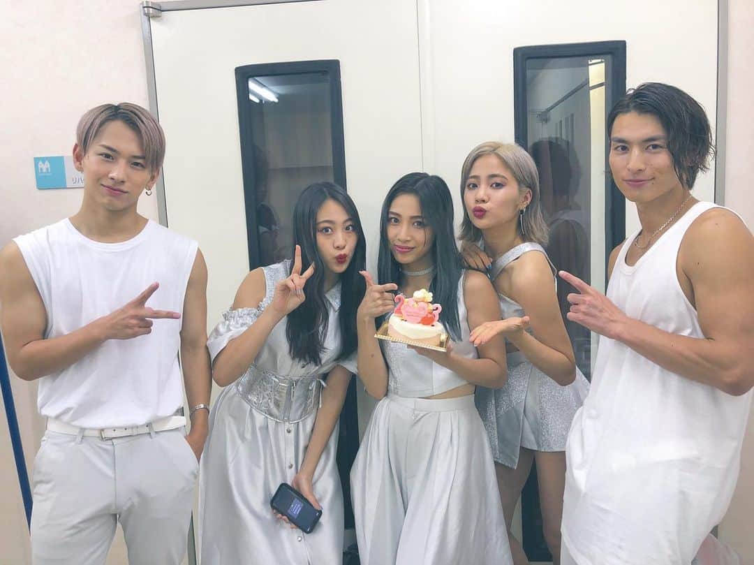 honoka のインスタグラム：「イクスピアリへ来てくださった皆さん﻿ ありがとうございました😚❤️﻿ ﻿ 今日で一旦イベントが少し落ち着くので﻿ 寂しくなるけど😢💦﻿ ﻿ 11月から始まるツアーに向けての﻿ 準備に取り掛かります💪💕﻿ ﻿ 今日も打ち合わせして、いろいろ話して﻿ だんだんイメージは出来上がってきてるので﻿ 楽しみが倍増してます🔥🔥﻿ ﻿ 本当にたくさんの方に来て頂きたいです！﻿ 全15公演あるので！皆さんお待ちしてます！﻿ ﻿ そして今日のイベント終わり﻿ メンバーとスタッフさんから﻿ サプライズで誕生日のお祝いしてもらいました🥰﻿ ﻿ ほんまにめっちゃ嬉しかったー！！！﻿ 幸せいっぱい😚😚 love❤️❤️❤️」