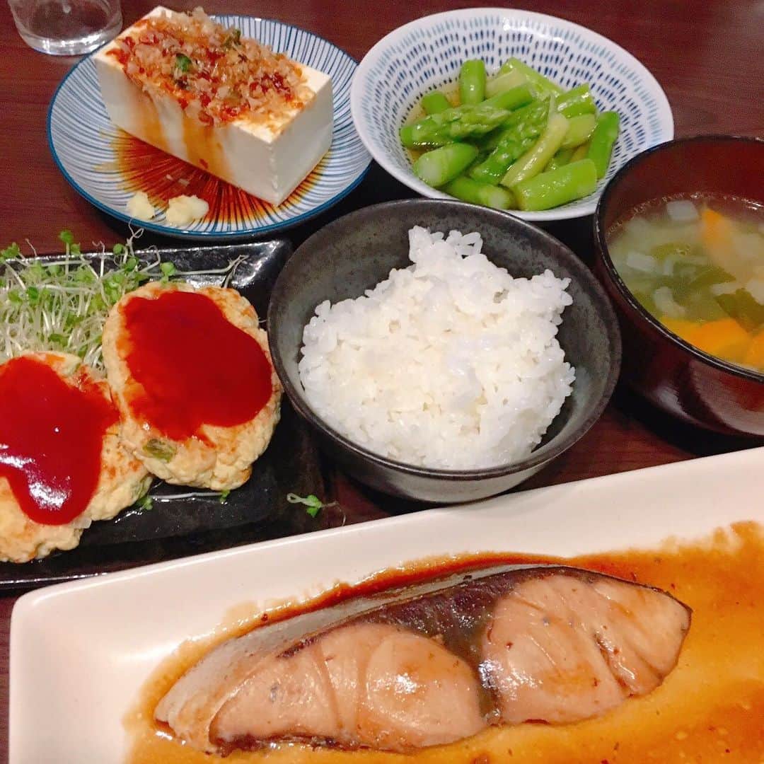 山西章博のインスタグラム：「今日のご飯。ブリの照り焼きと、息子が食べなかった豆腐ハンバーグなのさ！ #ブリの照り焼き  #豆腐ハンバーグ  #野菜入り #息子一切食べず  #アスパラのおひたし  #冷奴 #中華スープ  #初心者主夫」