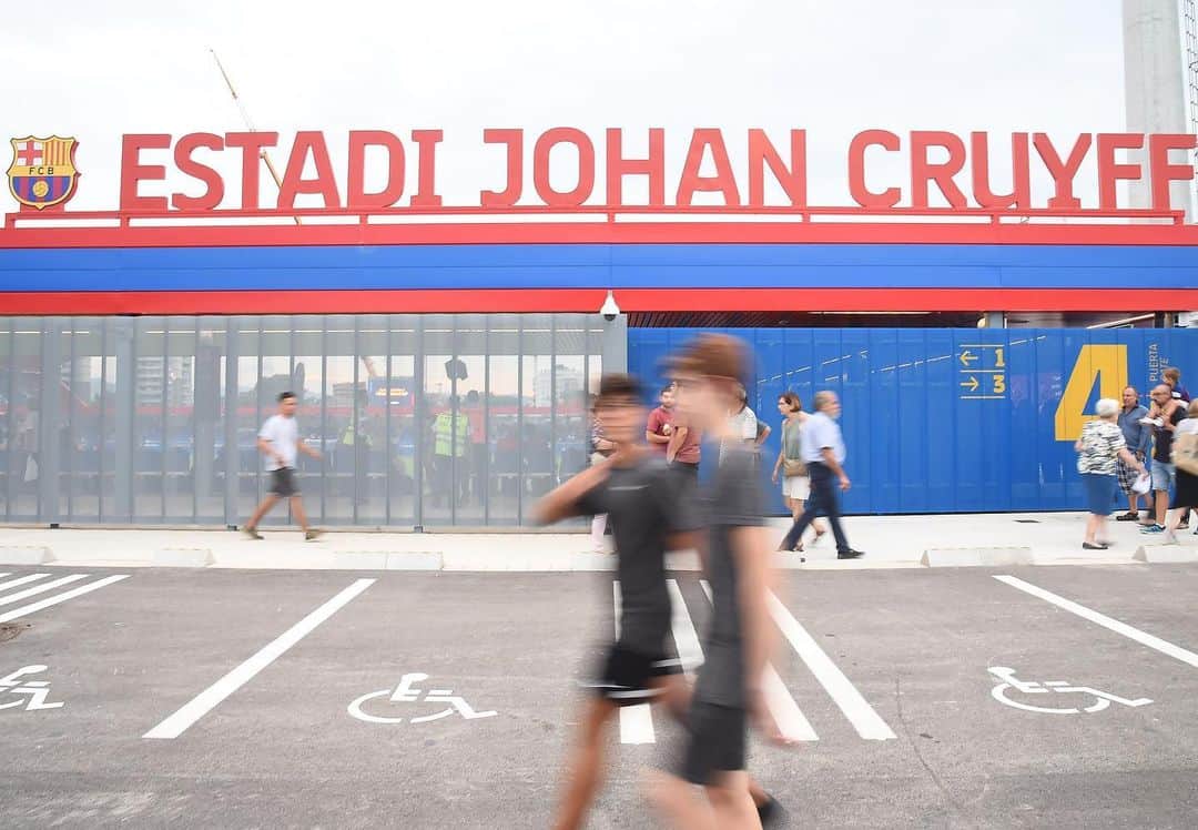 ヨニー・ハイティンハのインスタグラム：「Very special night yesterday during the official opening of the Estadi Johan Cruyff @fcbarcelona #vooraltijdnr14 #ajax」