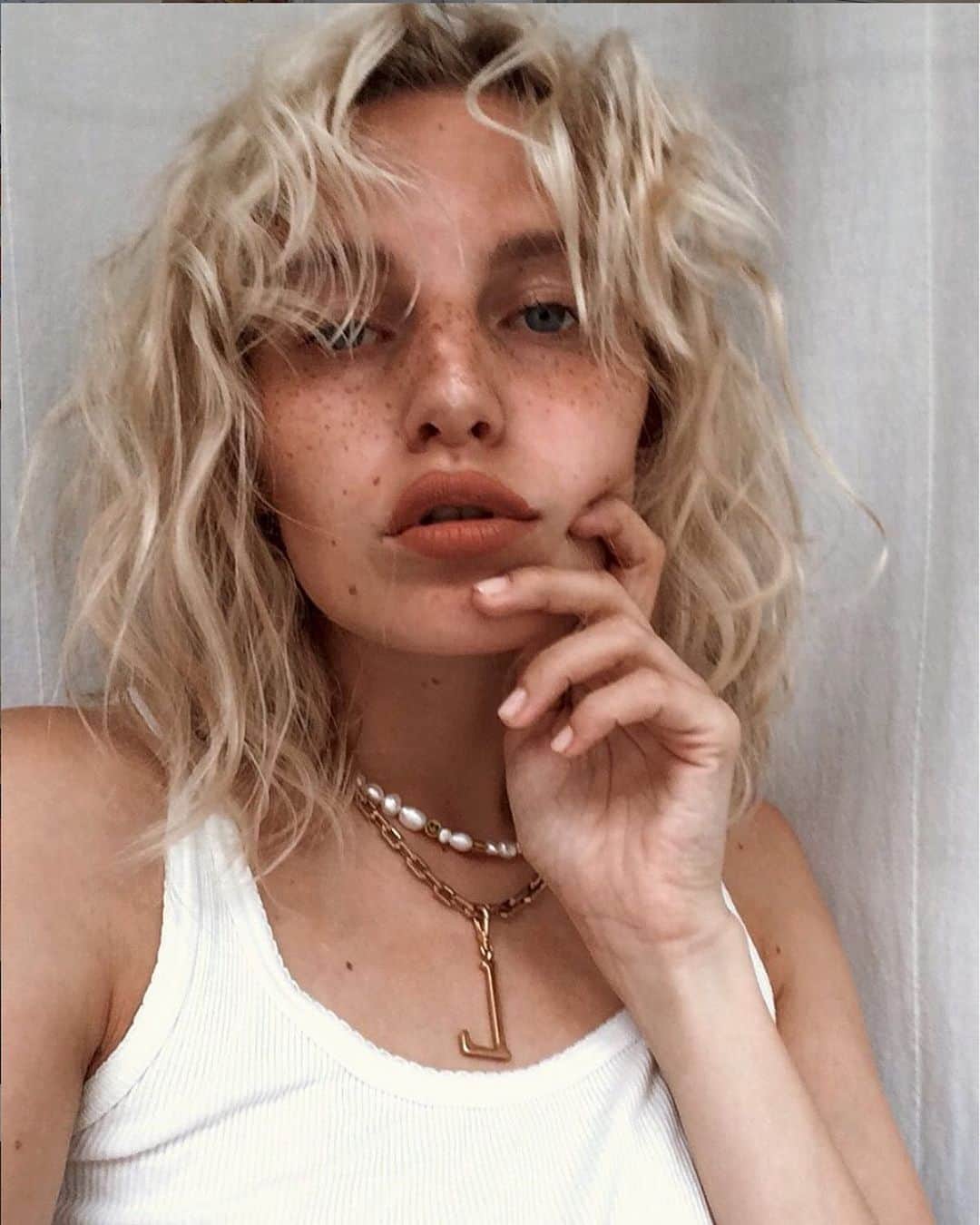 ルル フロストのインスタグラム：「“L” is for @lottaliinalove (wearing our Edge Link Chain in gold and small letter L charm) #lulufrost」