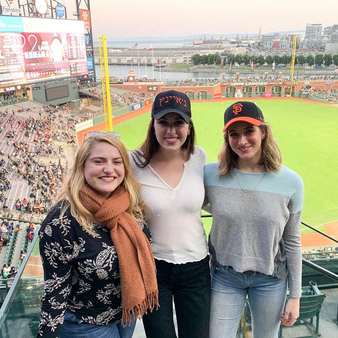 Elliana Shayna Pogrebinskyさんのインスタグラム写真 - (Elliana Shayna PogrebinskyInstagram)「The Jews take over Oracle Park ⚾️」8月28日 22時28分 - elliana_pogrebinsky