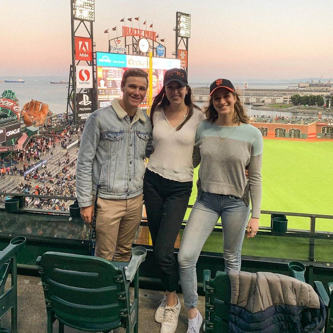 Elliana Shayna Pogrebinskyさんのインスタグラム写真 - (Elliana Shayna PogrebinskyInstagram)「The Jews take over Oracle Park ⚾️」8月28日 22時28分 - elliana_pogrebinsky