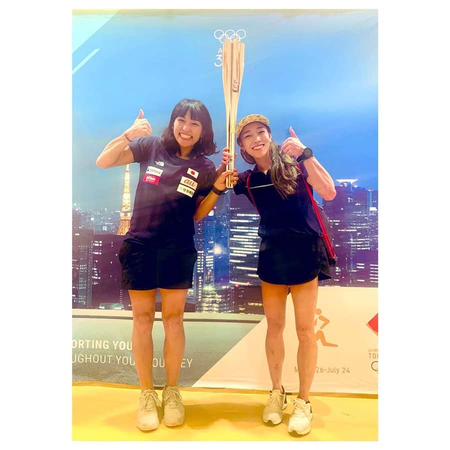 小林由佳のインスタグラム：「(already a week ago 😂) World ChampionShip in Hachioji was over. ・ recently my iphone has only pic about start list or demo video or result or route map or Takeshi while brushing.😯🦵← ・ OTSUKARESAMA🙌🏻 Japan team, athletes and all support🇯🇵 ・ ・ 11日間におよぶ八王子での世界選手権が終わりました🇯🇵 (1週間くらい前に笑)  ここ数日間のカメラロールを見返すと 見事にスタートリストかリザルトかデモビデオかマップか ブラッシング中のタケシさんの美脚写真しかありませんでした🦵笑  お疲れさま!¨̮ ・ ・ and I'm happy that @allezjain come back competition from finger injury. even though different stand position, different country, I respect you still you are keep strong 😉🙌🏻 ・ ・ #世界選手権 #TOKYOのT...? #NewStyleOf OfficialBoard #頑張れ同世代😁 #HachiojiREST #startTraining」