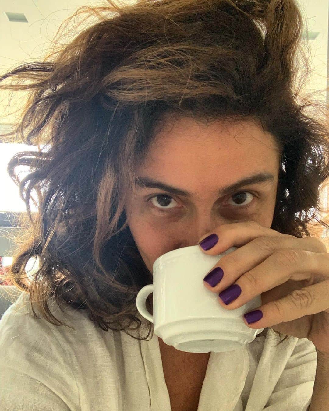Giovanna Antonelliのインスタグラム：「Bom dia descabelado, mas cheio de alegria. ... E com aquele cafezin ☕️ que não pode faltar!!!! ... Bora produzir!!! 💜  Quem aqui tb ama um café quentinho de manhã!!!????」