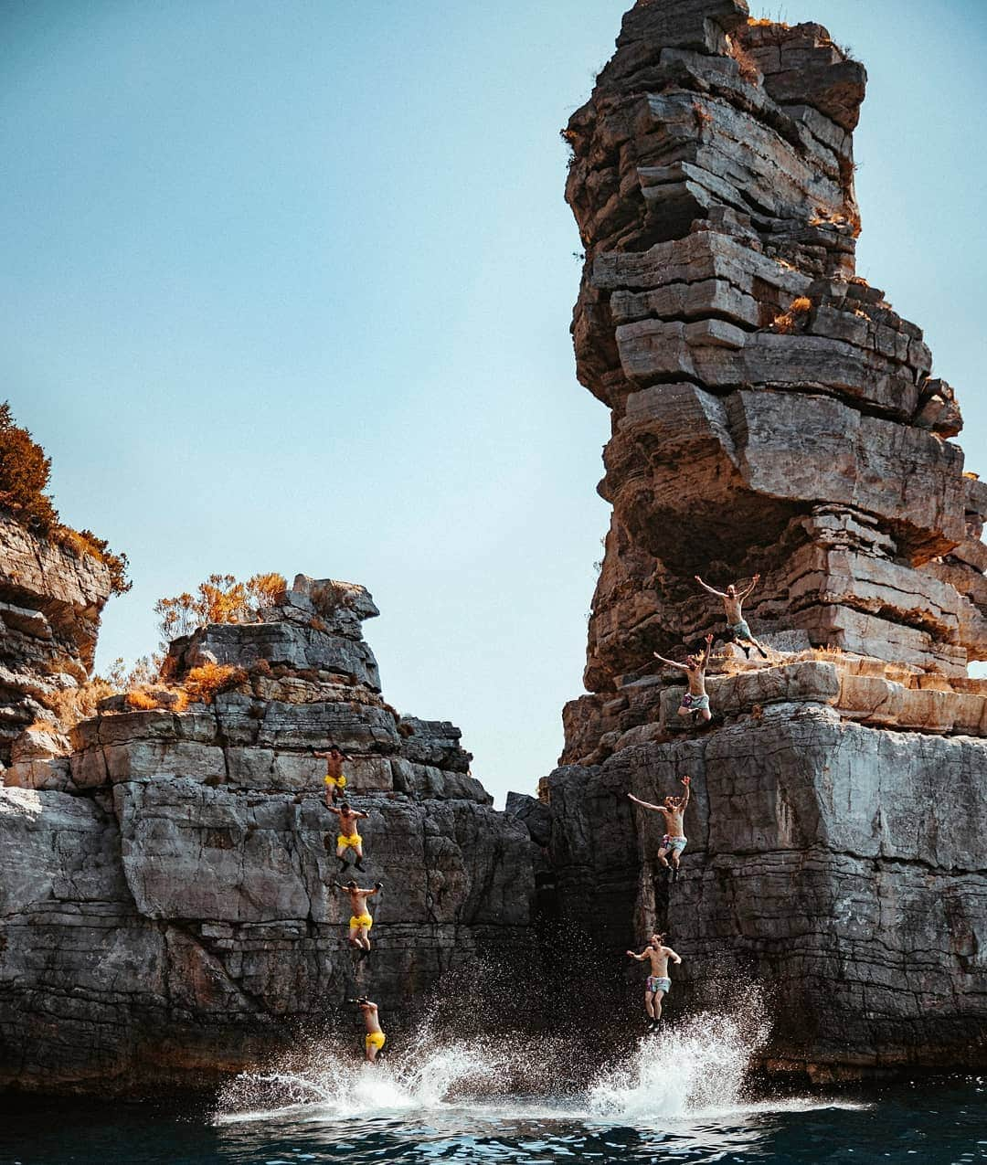 スティーヴ・アオキさんのインスタグラム写真 - (スティーヴ・アオキInstagram)「#aokijump #1007. The Aoki Brothers #CliffJump. Positano Italia August 2019 @kevaoki」8月29日 3時57分 - steveaoki