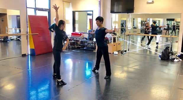 村主章枝さんのインスタグラム写真 - (村主章枝Instagram)「Starting practice with my partner from yesterday #金スマ社交ダンス  #latindance  #socialdance」8月29日 4時05分 - fumie.suguri