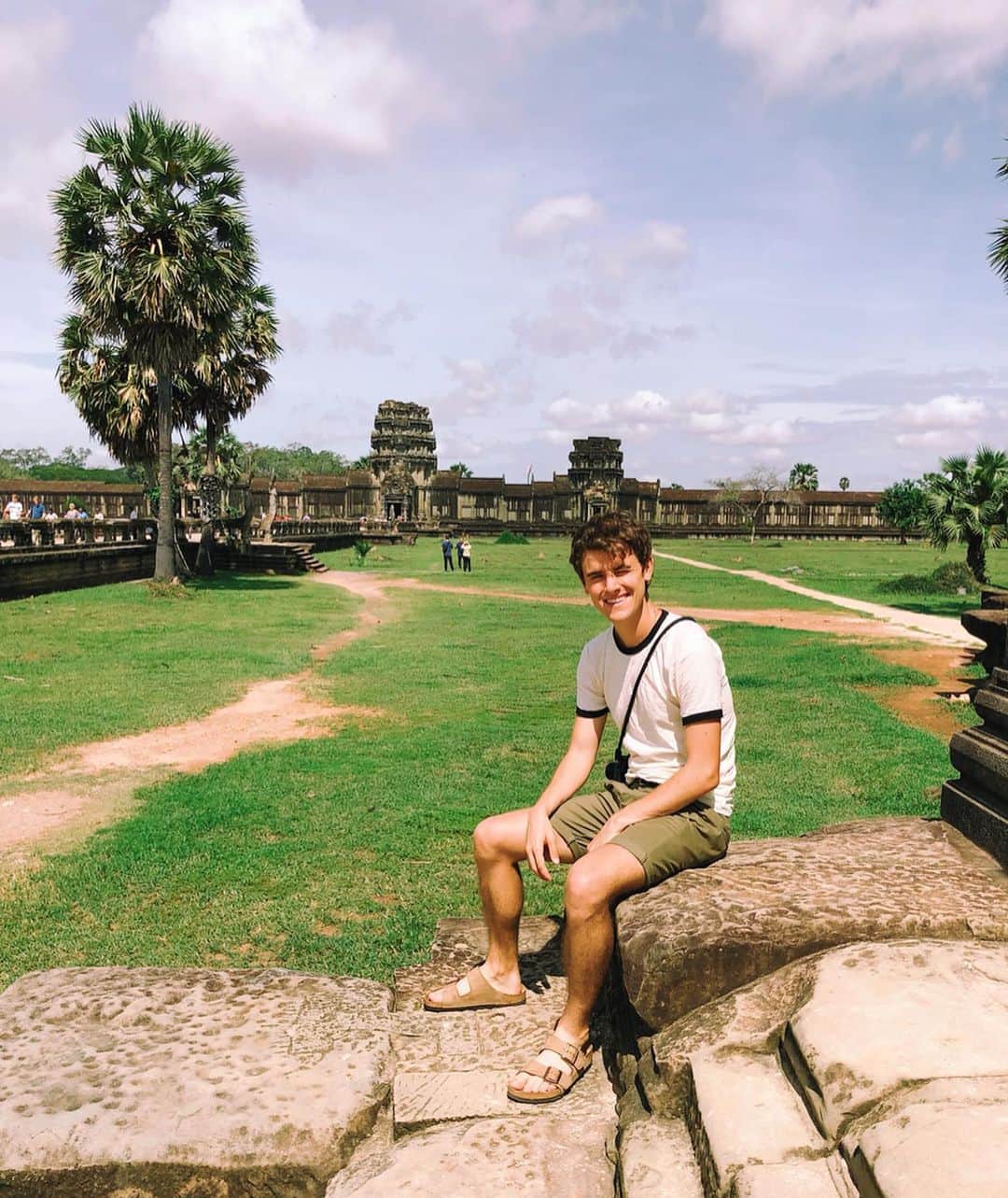 コナー・フランタのインスタグラム：「exploring temples in Cambodia / this one’s Angkor Wat aka the largest religious monument in. the. WORLD. The pure scale of this place alone is astounding. We walked around it somewhere north of 2 hours and barely made a dent in the centuries of decaying history. Humans, man! We’re something else!」