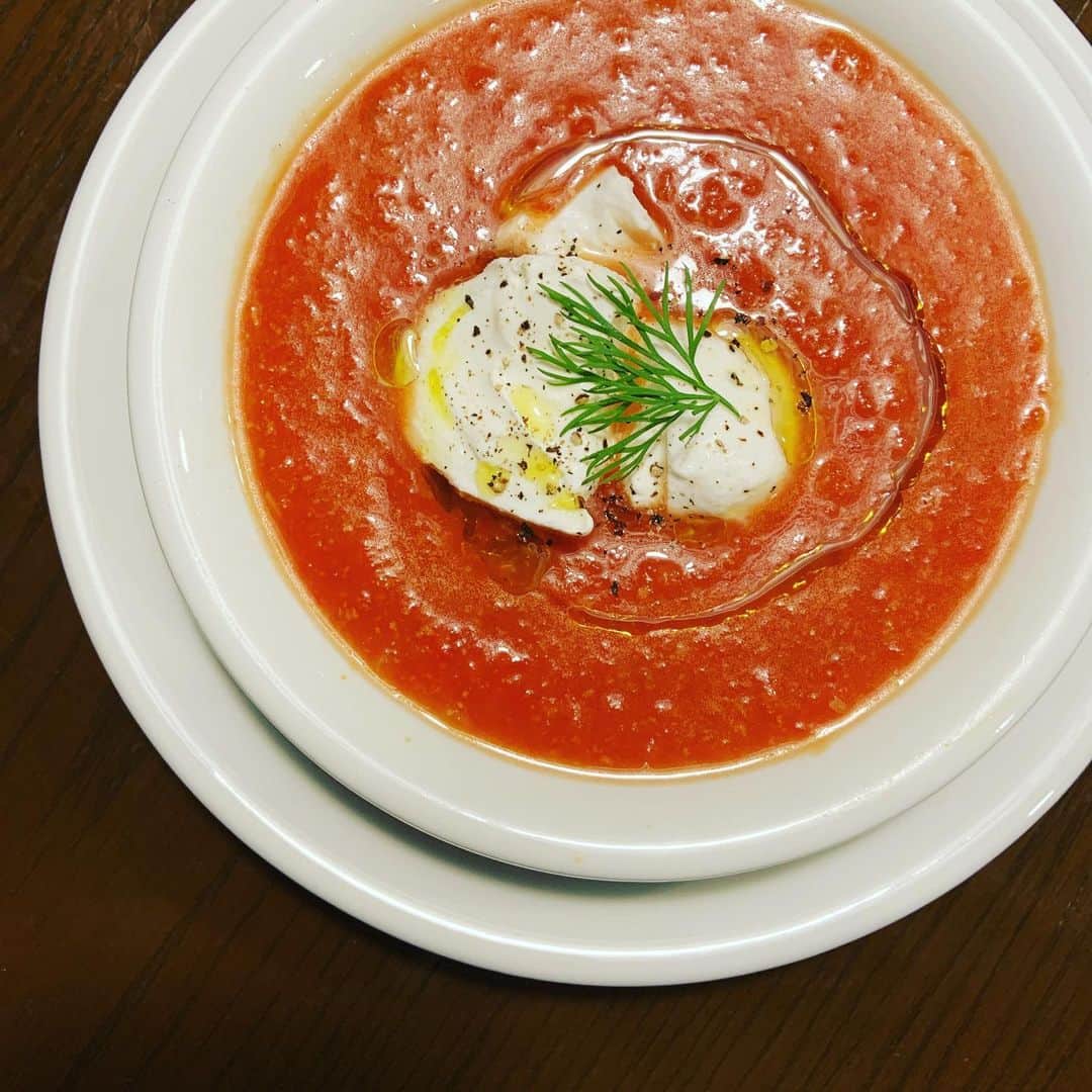 のインスタグラム：「美味しいから食べてみてと北海道からチーズが届いた。北海道の新鮮なミルクでイタリア人のチーズ職人さんが作っているモッツアレラにリコッタにカチョカバロにブッラータまで！まずはブッラータを作り置きのスイカのガスパチョに浮かべて。シャキシャキ感が残ったガスパチョとトロンと柔らかなブッラータが最高。最近ハマっている食べ方。 @saoriyukizawa  ちゃんありがとー！ #ファットリアビオ北海道  #イタリアチーズ #お取り寄せ #リピ決定 #ブッラータ #スイカのガスパチョ」