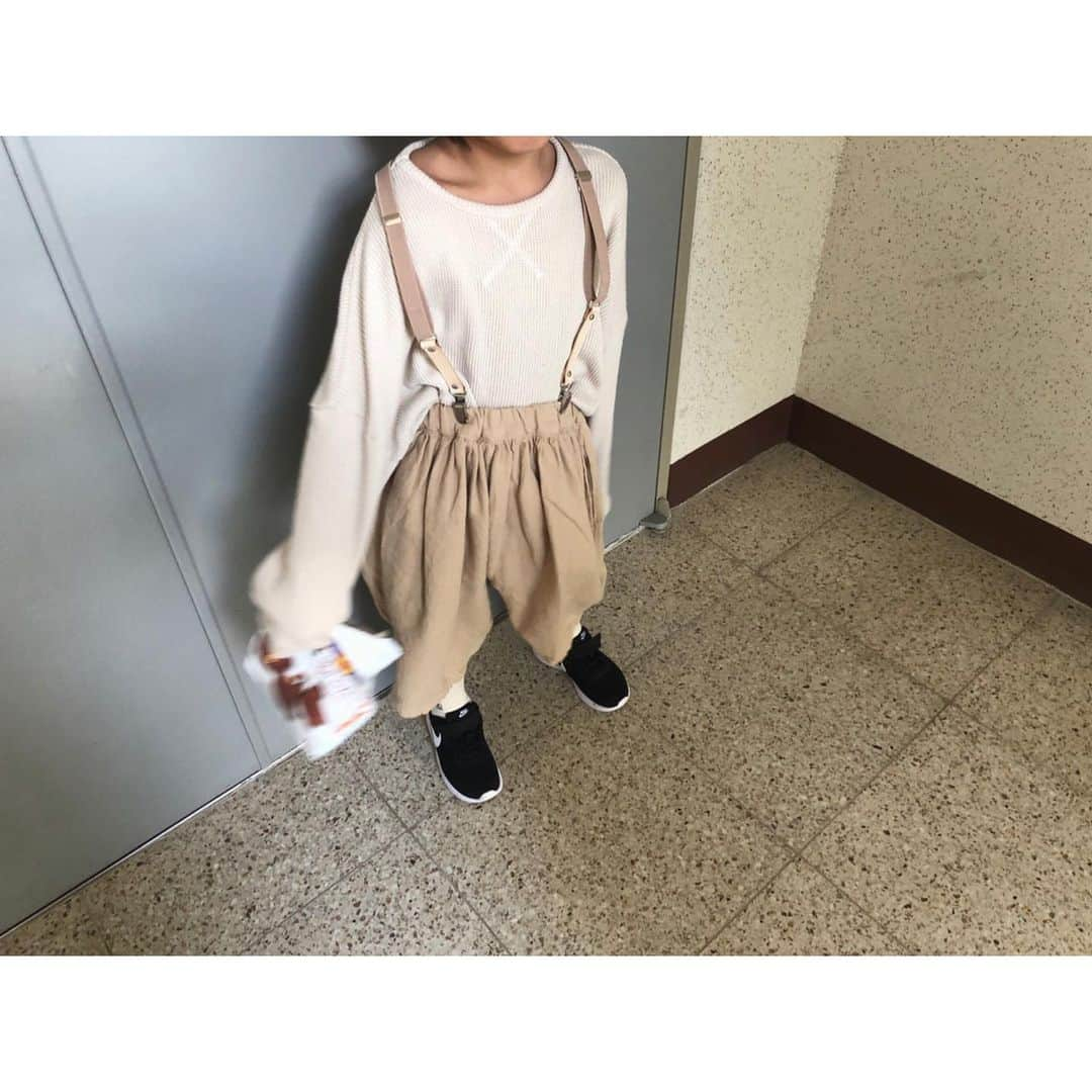 monmimi1さんのインスタグラム写真 - (monmimi1Instagram)「. . もうこんな時間、、（ ; ; ） . 明日の新商品6 . 夏のpuff pastry pants の 秋の生地バージョン。 . なんてことない パンプキンみたいな パンツなんですが 着用したときの ふかふかな ギャザー感と くるぶしの 見え感と 説明の難しい このシルエットが どうしても 好きで 入荷してしまいました。 . . 同じものを 何年も 愛用してしまう人のための♡ . . . . .」8月28日 22時40分 - monmimi1