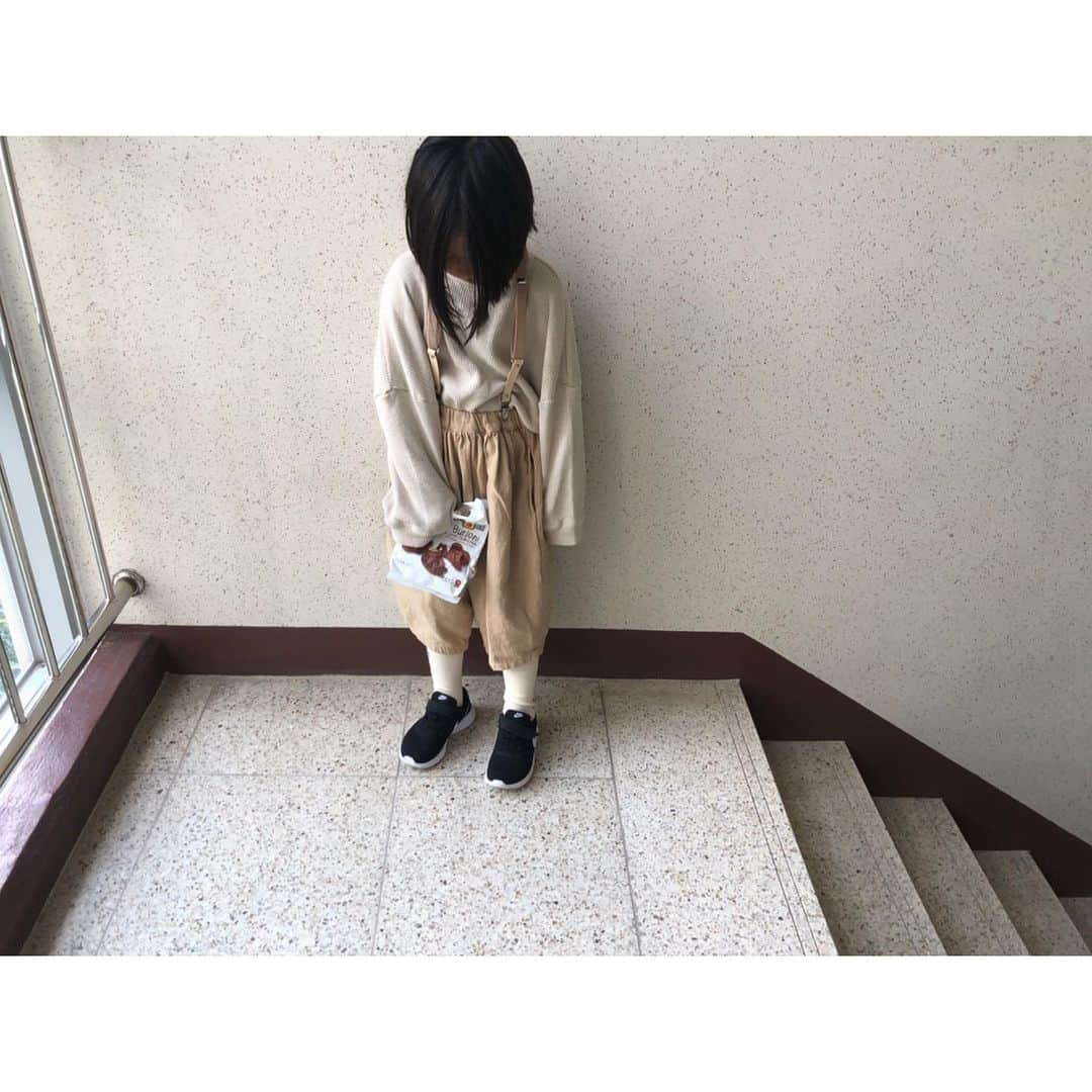 monmimi1さんのインスタグラム写真 - (monmimi1Instagram)「. . もうこんな時間、、（ ; ; ） . 明日の新商品6 . 夏のpuff pastry pants の 秋の生地バージョン。 . なんてことない パンプキンみたいな パンツなんですが 着用したときの ふかふかな ギャザー感と くるぶしの 見え感と 説明の難しい このシルエットが どうしても 好きで 入荷してしまいました。 . . 同じものを 何年も 愛用してしまう人のための♡ . . . . .」8月28日 22時40分 - monmimi1