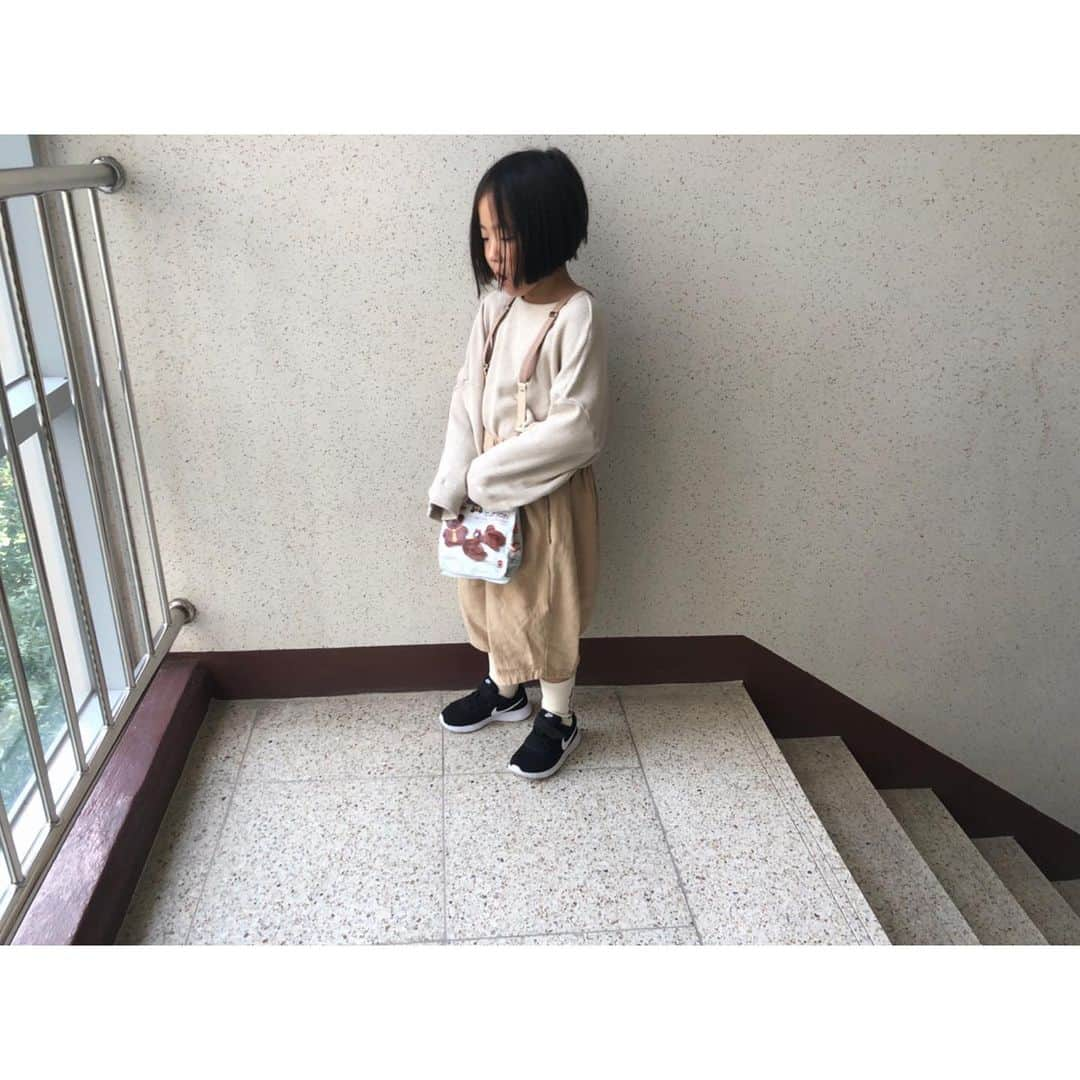 monmimi1さんのインスタグラム写真 - (monmimi1Instagram)「. . もうこんな時間、、（ ; ; ） . 明日の新商品6 . 夏のpuff pastry pants の 秋の生地バージョン。 . なんてことない パンプキンみたいな パンツなんですが 着用したときの ふかふかな ギャザー感と くるぶしの 見え感と 説明の難しい このシルエットが どうしても 好きで 入荷してしまいました。 . . 同じものを 何年も 愛用してしまう人のための♡ . . . . .」8月28日 22時40分 - monmimi1