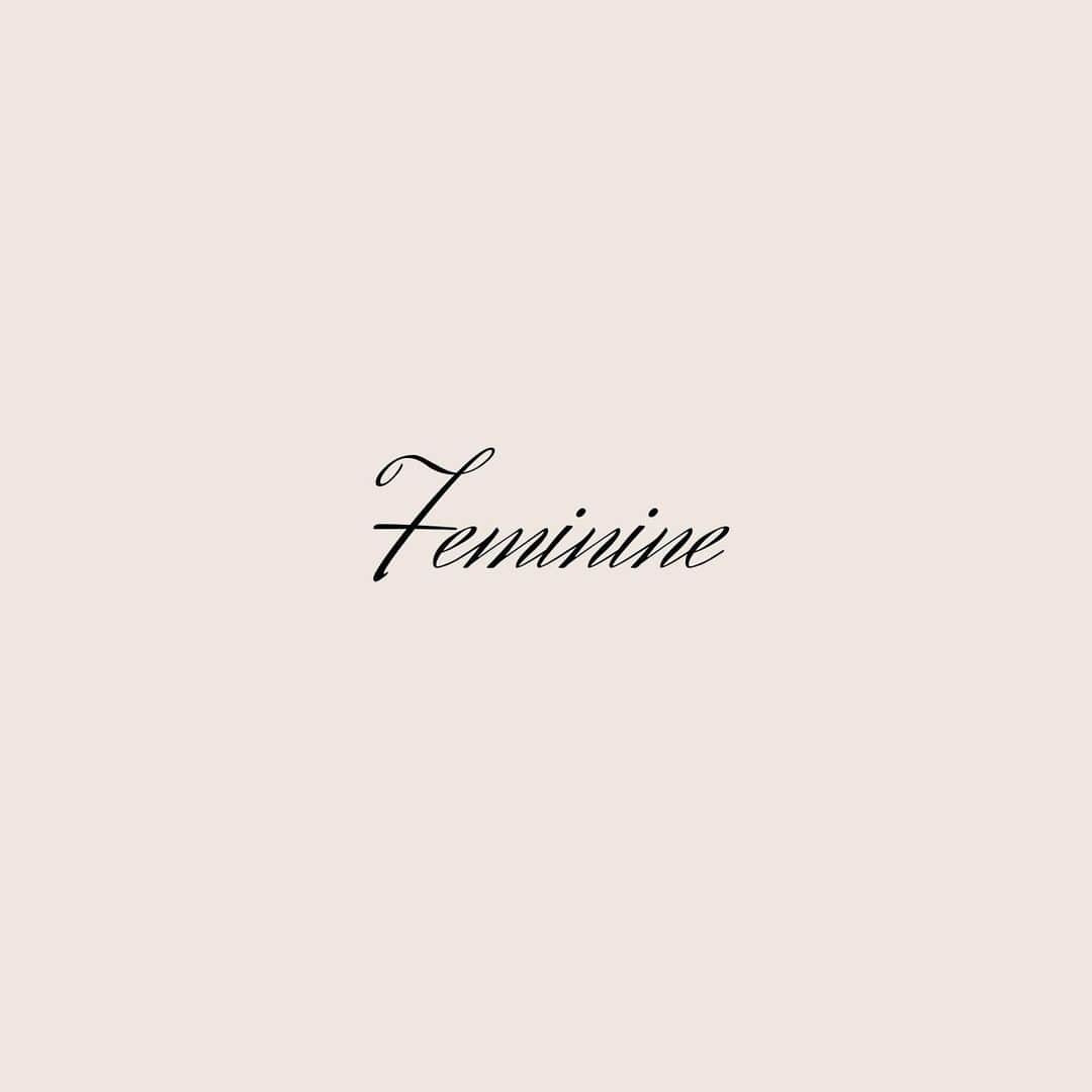のインスタグラム：「Fiore Biancaが大切にしているstyle﻿ ﻿ “Feminine”(フェミニン)﻿ ﻿ 「可愛い」だけではない﻿ 女性が持つ内から溢れる柔らかな表情や姿を﻿ イメージし、バイヤーが世界中からドレスをセレクト﻿ ﻿ あなたの美しさを引き立てるシルエットや﻿ ドレスに施されたモチーフ、素材までこだわり﻿ 全国のドレスショップにFiore Biancaでしか﻿ お召し頂けないドレスを取り揃えております﻿ ﻿ ﻿ ﻿ ◾︎ご試着に関するお問い合わせは﻿ @fiorebianca_wedding ストーリーハイライト﻿ “来店予約”よりお問い合わせ頂けます﻿ ﻿ ﻿ #fiorebianca﻿ #fiorebianca_weddong﻿ #wedding﻿ #weddingdress﻿ #feminine #フィオーレビアンカ﻿ #ウェディング﻿ #ウェディングドレス﻿ #フェミニン #フェミニンドレス﻿ #王道ウェディング ﻿ ﻿ ﻿ ﻿ ﻿」