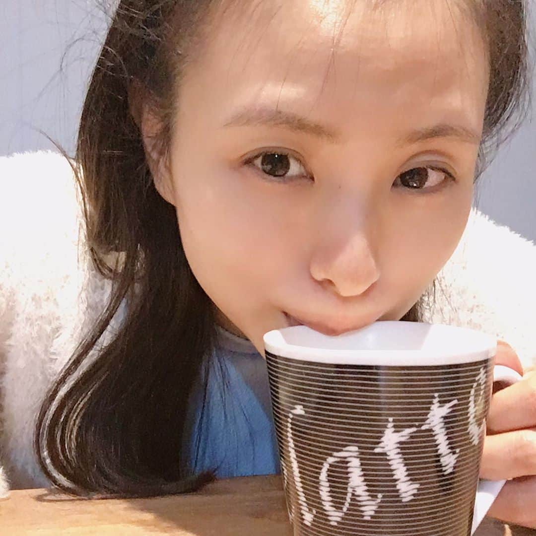 朝見心のインスタグラム：「(∵) 【オーストラリア1日目】 お姉ちゃんの旦那さんが空港まで迎えにきてくれて 深夜にお姉ちゃんのお家に到着！ 平屋でお庭も大きくてガレージも広くて 「ザ☆海外！」なお家でした そしてこのエリア風強い 海に近い街なので豪風 日本からのお土産は甥っ子と一緒にやりたかった 「糸引き飴」と 毎度おなじみ 「うまい棒」デラックスパック あと諸々おすすめのお菓子などを 正式名称は分からへんけど勝手にデラックスパック 今朝のバタバタの話をお姉ちゃん2人に話す 爆笑 私は3姉妹なんですけど 長女がオーストラリア 次女が同じく東京に住んでいます 三女の私も東京 今回は次女の家族もオーストラリアに来ていたので 京都の実家に戻ったよう やっぱりこの家族が このお姉ちゃん2人が 大好きなんやなと実感しました そんな1日目 甥っ子(OZ2人・日本3人)5人はすでに就寝中 明日から思いっきりみんなと遊ぶぞー！ それにしても寒かったです そんなこんなでメルボルン旅行記1日目終了 また2日目も更新します＼(∵)／ お楽しみに！ ___________ #メルボルン旅行記🇦🇺 #どこに行ってもミルクティー」