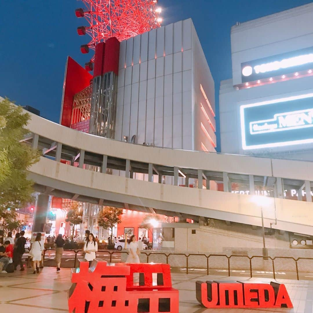 下田奈奈さんのインスタグラム写真 - (下田奈奈Instagram)「*﻿ 『ひとり大阪ぶらり粉物巡りの旅🐾』﻿ ﻿ ﻿ 先週、週末モデルの撮影で大阪へ🚅﻿ ついでに一人大阪観光もしてきました✨﻿ ﻿ ドキドキひとり大阪ぶらり旅の備忘録✍️﻿ ﻿ ﻿ 《大阪グルメ》﻿ ﻿ ○たこ焼き﻿  #はなだこ #たこ八﻿ ○お好み焼き﻿  #きじ﻿ ○串カツ﻿  #串カツだるま #ヨネヤ﻿ ○肉まん﻿  #551﻿ ○チーズケーキ﻿  #りくろーおじさん﻿ ﻿ 食べたいものは一通りストイックに制覇🙆‍♀️ たこ焼きは、2年前に行った時に食べた#たこ八 の味が忘れられなくて、道頓堀の記憶を辿りながら歩いてたら奇跡的に発見✨﻿ やっぱり好きな味だった！外はカリッ、中はトロッとしてて一番好きなたこ焼き🐙﻿ ﻿ 串カツもなんだかんだ、#串カツだるま が好きだと再確認👀衣が薄くてカリッとしてるから胃が弱くて脂っこいものが苦手な私でもペロっと食べれちゃう✨﻿ ﻿ 有名店#きじ のもだん焼きも1時間位並んだら入れてとっても美味しかった〜！﻿ ﻿ ﻿ 《吉本新喜劇》﻿ ﻿ #なんばグランド花月 で吉本新喜劇も初鑑賞✨﻿ ﻿ ﻿前日の夜にチケットWEB予約して席取れました。 当日は立ち見もいっぱいで物凄い賑わい！ ﻿ 今をときめく霜降り明星、ウーマンラッシュアワーやアジアンの漫才も生で見れて感動👏﻿ ﻿ ひとりだから笑えるか不安だったけど、そんな不安一瞬で吹き飛ぶくらい最初から最後まで爆笑🤣﻿ ﻿ これを機に霜降り明星の粗品のファンになった。笑﻿ 同学年であの頭の回転の速さと面白さと度胸と勢いはカッコイイなぁ〜👀✨﻿ ﻿ ﻿ 《梅田路上ライブ》﻿ ﻿ 梅田の#はなだこ のすぐ目の前でミスチルの桜井さん風のいい声が聴こえてきて、勇気を出して足を止めてみました〜👟﻿ ﻿ いつも路上ライブって気になるんだけど恥ずかしくてなかなか前に立つことはできず🤭﻿ ﻿ でも今回はせっかく梅田にいるし勇気を出そうと思って、目の前に立ってみました✨﻿ ﻿ そしたら、リクエストを聞いてくれてミスチルの『名もなき詩』や『つよがり』を歌ってくらました🎸﻿ ﻿ 大好きな歌を目の前で歌ってもらえるなんて、とっても贅沢🥺感動しました〜💓﻿ ﻿ ﻿ ﻿ 正直、ひとりで大阪の街を歩いたりひとりでお店に入ったり並んだり結構不安で緊張していました😂﻿ 直前までひとり観光やめるか迷っていた位。(笑)﻿ ﻿ でも、いざ勇気を出して街に出歩いて色んなお店に足を運んでみたらとっても楽しくて美味しくて自由で充実できました👟﻿ ﻿ ひとり立ち飲みに、ひとり路上ライブに、ひとり新喜劇と初めてのひとりチャレンジがいっぱい！﻿ ﻿ 一人でできることが増えるのは、自由で素晴らしいことだな〜って今回の大阪で感じました🕊🍃﻿ ﻿ ﻿ ﻿ 一昔前の私は、かなり保守的で心配性でひとりで新幹線に乗るのもビビるような女子でした😂💦﻿ ﻿ それが、社会人になって少しずつ色々なことに挑戦しようと思えるようになってきて、こうして一人観光までできるようになりました🍀﻿ ﻿ 自分のことながら昔の自分と比べると成長を実感👀 ﻿ ﻿ 初めてのチャレンジは何歳になってもワクワクドキドキするし﻿ これからもいっぱいこういう経験していきたいなって思いました🌱﻿ ﻿ ﻿ ただ、東京に戻ってきたら自分が思っていた以上にいつもと違う環境にひとりで緊張や疲れが溜まってた＆粉物の食べすぎにより胃もたれがひどくてダウンしてました😇笑﻿ ﻿ ﻿ #大阪﻿ #大阪観光 #難波﻿ #梅田﻿ #大阪グルメ #大阪グルメ旅 #難波グルメ #梅田グルメ #道頓堀 #吉本新喜劇 #ひとり旅 #ひとり女子旅 #お好み焼き #たこ焼き #串カツ #粉物ラブ」8月28日 22時47分 - shimodanana