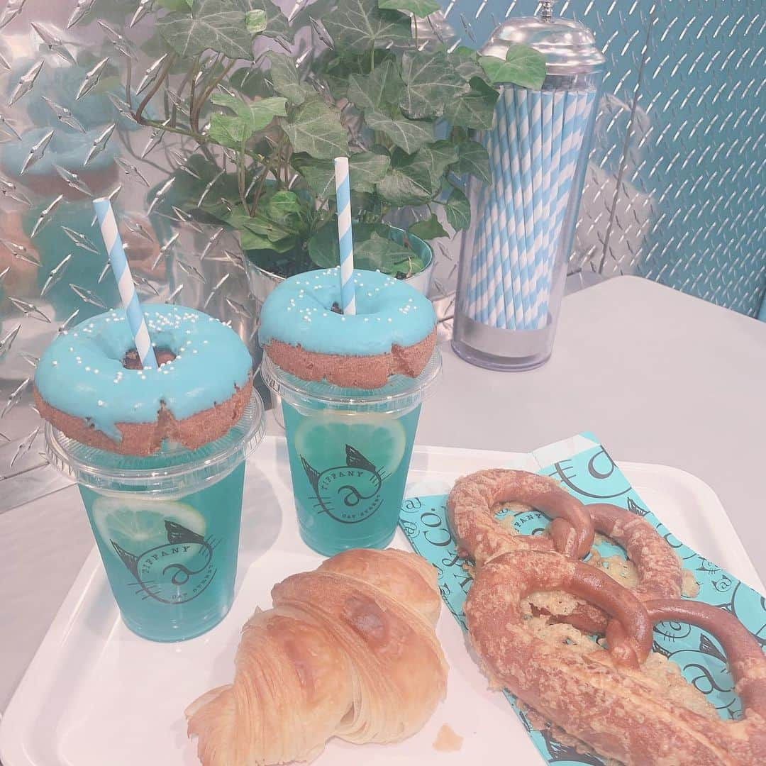 青木美沙子さんのインスタグラム写真 - (青木美沙子Instagram)「原宿キャットストリートにある #tiffanycafe  に行きました💓 ずっと気になっていたカフェ🍰 ティファニーカラーかわいい💕 #tiffany #tiffanycafe #原宿#キャットストリート#美沙子のお茶会」8月28日 22時58分 - misakoaoki