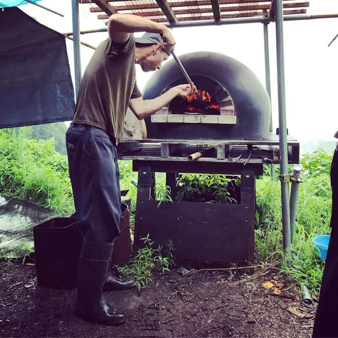 三宅洋平さんのインスタグラム写真 - (三宅洋平Instagram)「左官職人、自然建築家、スーパーパーマカルチャーオタクのカイル・ホルツヒューターのピザ窯が黒楽で鬼渋。  #パーマカルチャーセンター上籾 #久米南町 #岡山 #里山リペア」8月28日 22時55分 - miyake_yohei