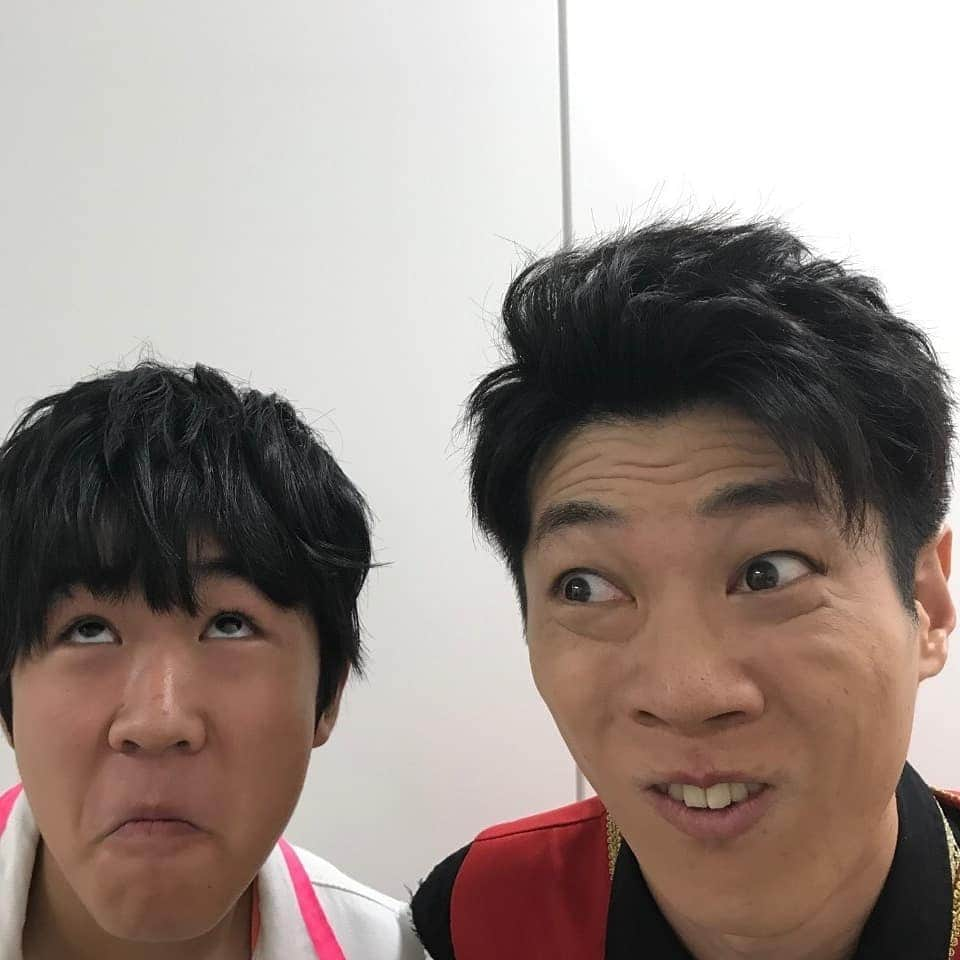 鈴木福さんのインスタグラム写真 - (鈴木福Instagram)「今日から学校が始まりました！  だいすけお兄さんとの変顔！！ やっぱりだいすけお兄さんといえば変顔ですよね(笑)  最高(笑)  明日は午前11時から全国の映画館で familyliveの様子がディレイビューイング上映されます！  僕も行きたいけど学校が… みなさん楽しんできてください！  #横山だいすけ さん#だいすけお兄さん #鈴木福#学校#始業式#変顔#最高 #全国#映画館#familylive #ディレイビューイング #上映 #行きたい」8月28日 22時56分 - s_fuku_te