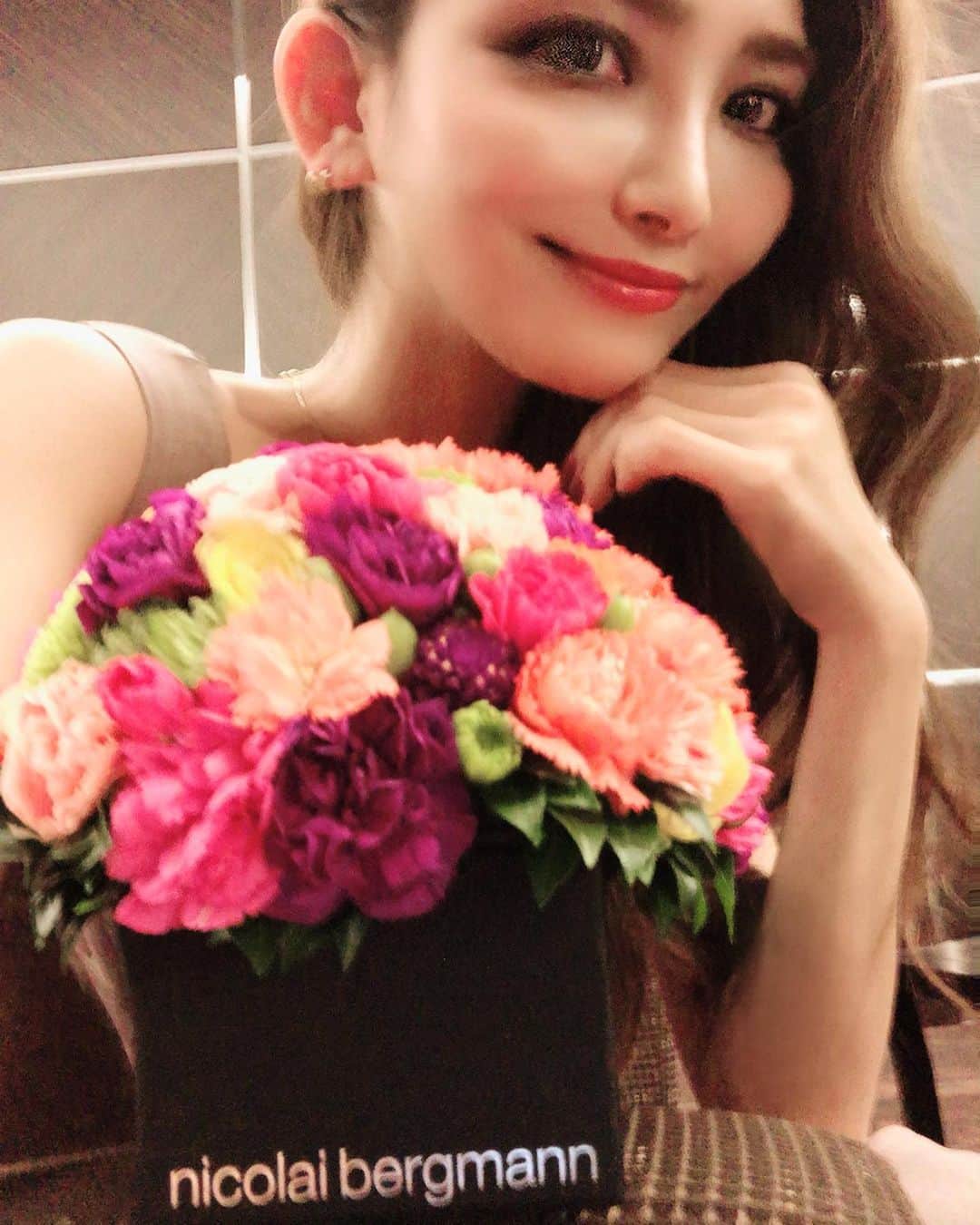 鈴木絢子さんのインスタグラム写真 - (鈴木絢子Instagram)「・ ・ #beaus スタッフ陣から#誕生日祝い #ニコライバーグマン のお花💐を貰いました🤗✨ ・ #ビタミンカラー に#パープル の差し色🍠💐 #マルチカラー は見ているだけで元気が出てきます〜☺️✨ ・ ・ ・ #ありがたい #お花のある暮らし #働く女性 #花束 #フレッシュフラワーボックス #マジックマルチ #嬉しいプレゼント #38歳 #nicolaibergmann #flower #💐」8月28日 23時07分 - ayako_suzuki810