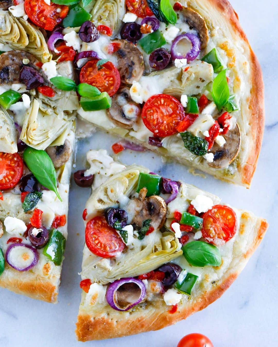 Easy Recipesさんのインスタグラム写真 - (Easy RecipesInstagram)「Add a twist to your next pizza night and make this super delicious Mediterranean Veggie Pizza! Full recipe link in my bio.  https://www.cookinwithmima.com/mediterranean-veggie-pizza」8月28日 23時01分 - cookinwithmima