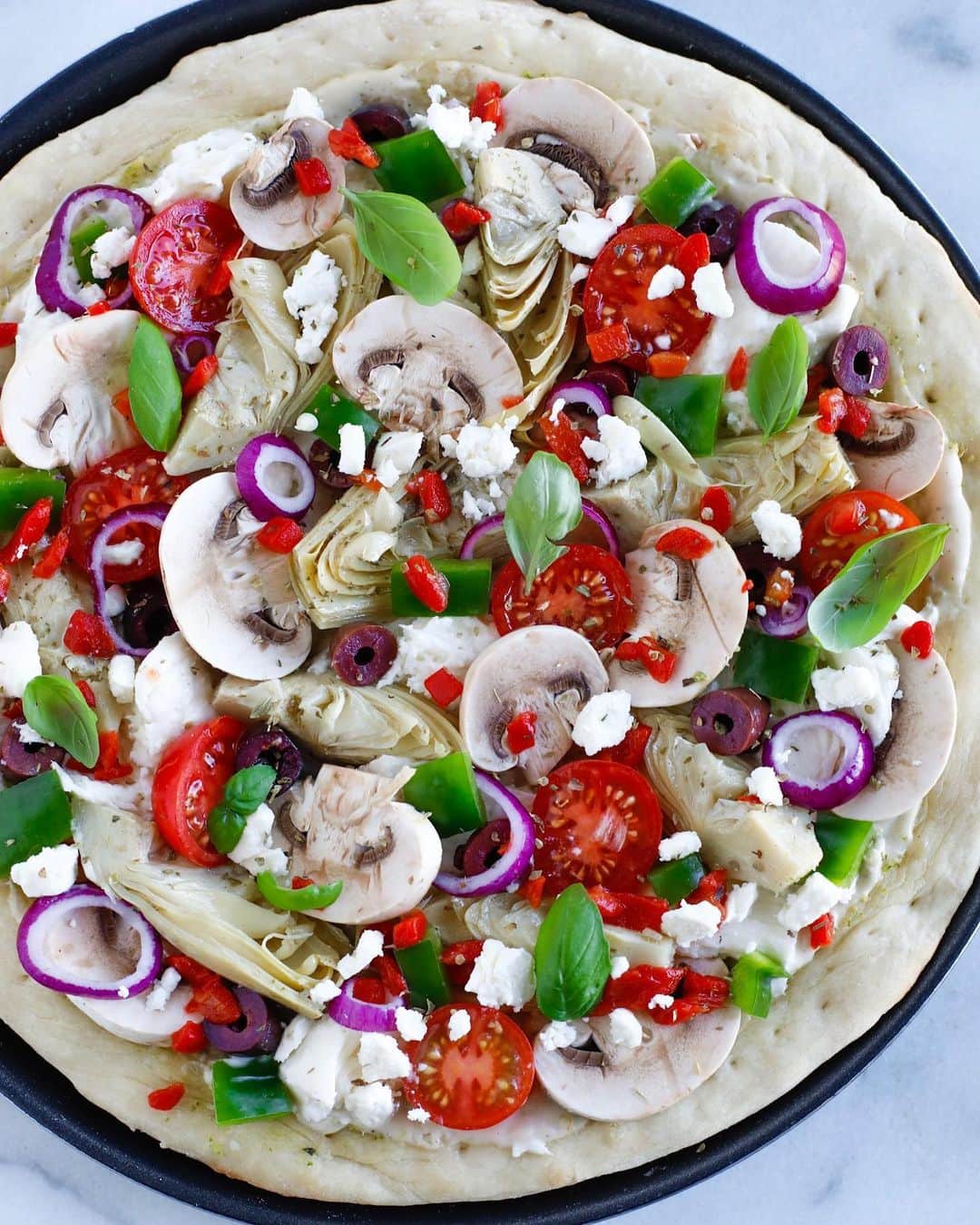 Easy Recipesさんのインスタグラム写真 - (Easy RecipesInstagram)「Add a twist to your next pizza night and make this super delicious Mediterranean Veggie Pizza! Full recipe link in my bio.  https://www.cookinwithmima.com/mediterranean-veggie-pizza」8月28日 23時01分 - cookinwithmima