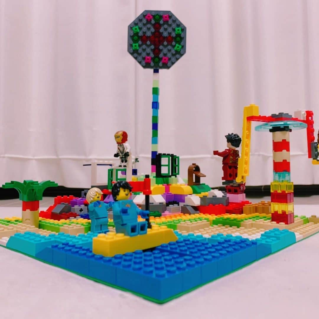 黒沼誠さんのインスタグラム写真 - (黒沼誠Instagram)「『夏はまだ終わらない』  LEGOでオリジナル作品を作ってアップしてますぅ。  ①『夏はまだ終わらない』完成写真2枚  ②『夏はまだ終わらない』解説動画  夏はまだまだ終わっちゃいないんですよ〜。 僕の頭の中の理想のビーチですぅ。 花火、バナナボート、ヤシの木、小高い山、回転ブランコなど〜。 夏、最高。  マネてね♪  レゴ沼より♪♪♪ #夏はまだ終わらない#夏#レゴ#レゴクラシック#レゴブロック#ブロック遊び#レゴ大好き#レゴランド#レゴ芸人#レゴ作品#レゴ沼#こどものいる暮らし#子供の人気者になりたい#お笑い#子育てママ#ボーイフレンド黒沼#バナナボート#ビーチ#花火#ヤシの木 #lego#legoclassic#legostagram#instagood」8月28日 23時01分 - bfkuronuma