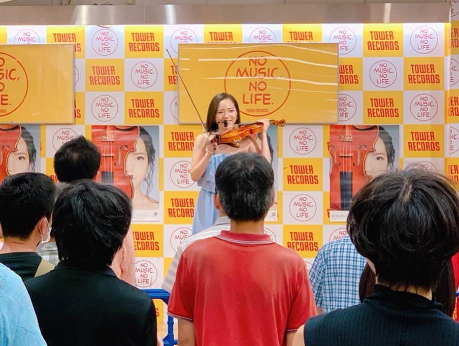 相知明日香さんのインスタグラム写真 - (相知明日香Instagram)「🇯🇵 | Tokyo | JAPAN . 週末に出演させていただいたイベントたち🙏🏻🧡 . 「ミニアルバム『Daydream』発売記念インストアイベント」 . こちらのタワーレコード新宿店さま💿 リリースの時一番最初に豪華なポップを作って下さって。 人生初めて自分の作品のポップを見に行った場所でした。 「あぁ。世に出たんだ。お店で売ってるんだ」 と最初に実感できた瞬間でした😌✨ そんな特別なお店で イベントさせていただけて大変幸せでした‼️ 暑い中観にいらしてくださった皆様ありがとうございました😊‼️ 駆けつけてくれた友人の皆様もありがとう❣️ 貴重な時間を使って実際に足を運んでくれるって 本当に有難い事ですね😌🙏🏻 幸せな時間に感謝します！🙏🏻🍀 #親友ファミリーのbabyがジャケ持ってくれた🥺💕 . #タワーレコード新宿店 #タワーレコード #タワレコ #Daydream #MiniAlbum #AsukAlohARecord #avex #AsukaOuchi #相知明日香 #旅するヴァイオリニスト #violin#music#violinist#traveler#nomusicnolife#CD#happy#love#event#Tokyo#Japan#concert#live#イベント#発売記念イベント」8月28日 23時01分 - asukalohappy