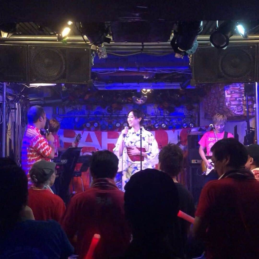 MIAKAさんのインスタグラム写真 - (MIAKAInstagram)「夏のライブが終わってしまいました🎐ご来場ありがとうございました🥺 プライベートで着ることはなかった浴衣を着てw、バンドセットのライブ！これでROCKしました🎙w めっちゃ楽しかったです☺️ いつも通ってるコンビニのおばちゃんがまた花束を持って来てくれて☺️ 野外ステージも夏っぽくて良きでした🌻 あっとゆう間の2daysライブ終わっちゃったけど、今年も夏の思い出をありがとうございました🎐 #miaka」8月28日 23時06分 - miaka.jp