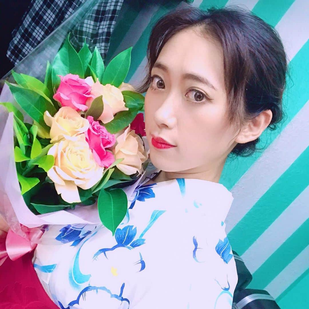 MIAKAさんのインスタグラム写真 - (MIAKAInstagram)「夏のライブが終わってしまいました🎐ご来場ありがとうございました🥺 プライベートで着ることはなかった浴衣を着てw、バンドセットのライブ！これでROCKしました🎙w めっちゃ楽しかったです☺️ いつも通ってるコンビニのおばちゃんがまた花束を持って来てくれて☺️ 野外ステージも夏っぽくて良きでした🌻 あっとゆう間の2daysライブ終わっちゃったけど、今年も夏の思い出をありがとうございました🎐 #miaka」8月28日 23時06分 - miaka.jp