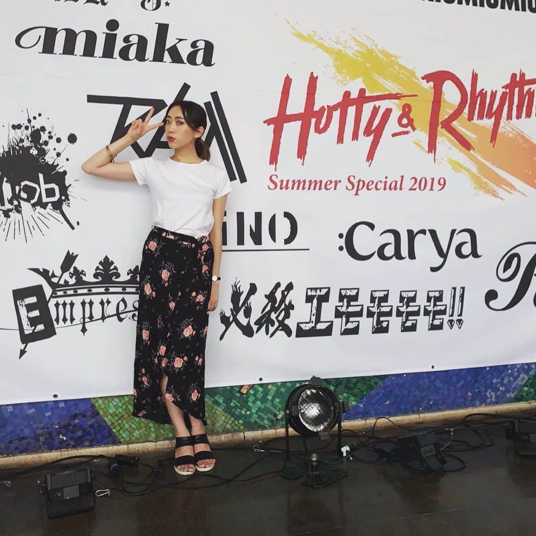 MIAKAさんのインスタグラム写真 - (MIAKAInstagram)「夏のライブが終わってしまいました🎐ご来場ありがとうございました🥺 プライベートで着ることはなかった浴衣を着てw、バンドセットのライブ！これでROCKしました🎙w めっちゃ楽しかったです☺️ いつも通ってるコンビニのおばちゃんがまた花束を持って来てくれて☺️ 野外ステージも夏っぽくて良きでした🌻 あっとゆう間の2daysライブ終わっちゃったけど、今年も夏の思い出をありがとうございました🎐 #miaka」8月28日 23時06分 - miaka.jp
