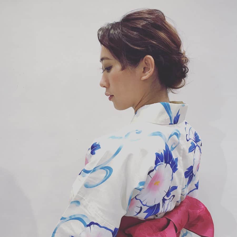 のインスタグラム：「夏のライブが終わってしまいました🎐ご来場ありがとうございました🥺 プライベートで着ることはなかった浴衣を着てw、バンドセットのライブ！これでROCKしました🎙w めっちゃ楽しかったです☺️ いつも通ってるコンビニのおばちゃんがまた花束を持って来てくれて☺️ 野外ステージも夏っぽくて良きでした🌻 あっとゆう間の2daysライブ終わっちゃったけど、今年も夏の思い出をありがとうございました🎐 #miaka」