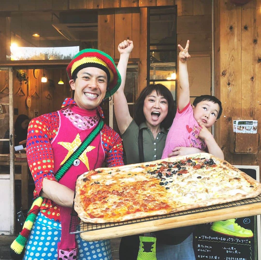 東京メトロ/Find my Tokyo.さんのインスタグラム写真 - (東京メトロ/Find my Tokyo.Instagram)「【challenge541】巨大ピザをオークションで競り落とそう！ 直径50cmのピザを食べたことがありますか？そして、リアルオークションに参加したことはありますか？ここ、方南町のピザ屋「アキッチョデシカ」は、巨大なピザの購入とオークションへの参加が同時に叶うお店なんです。お店の方や近所の方いわく、雨の日はライバルも少なく、お手頃な価格で落札できるため狙い目なのだとか！ぜひ一度、巨大ピザのオークションへ参加して、手作りピザを思う存分味わってみてはいかがでしょうか。  #findmytokyo #方南町 #ピザ屋 #アキッチョデシカ #巨大ピザ #ピザオークション #ダイエットは明日から #グルメ #雨の日が狙い目」8月28日 23時08分 - challenge_find_my_tokyo