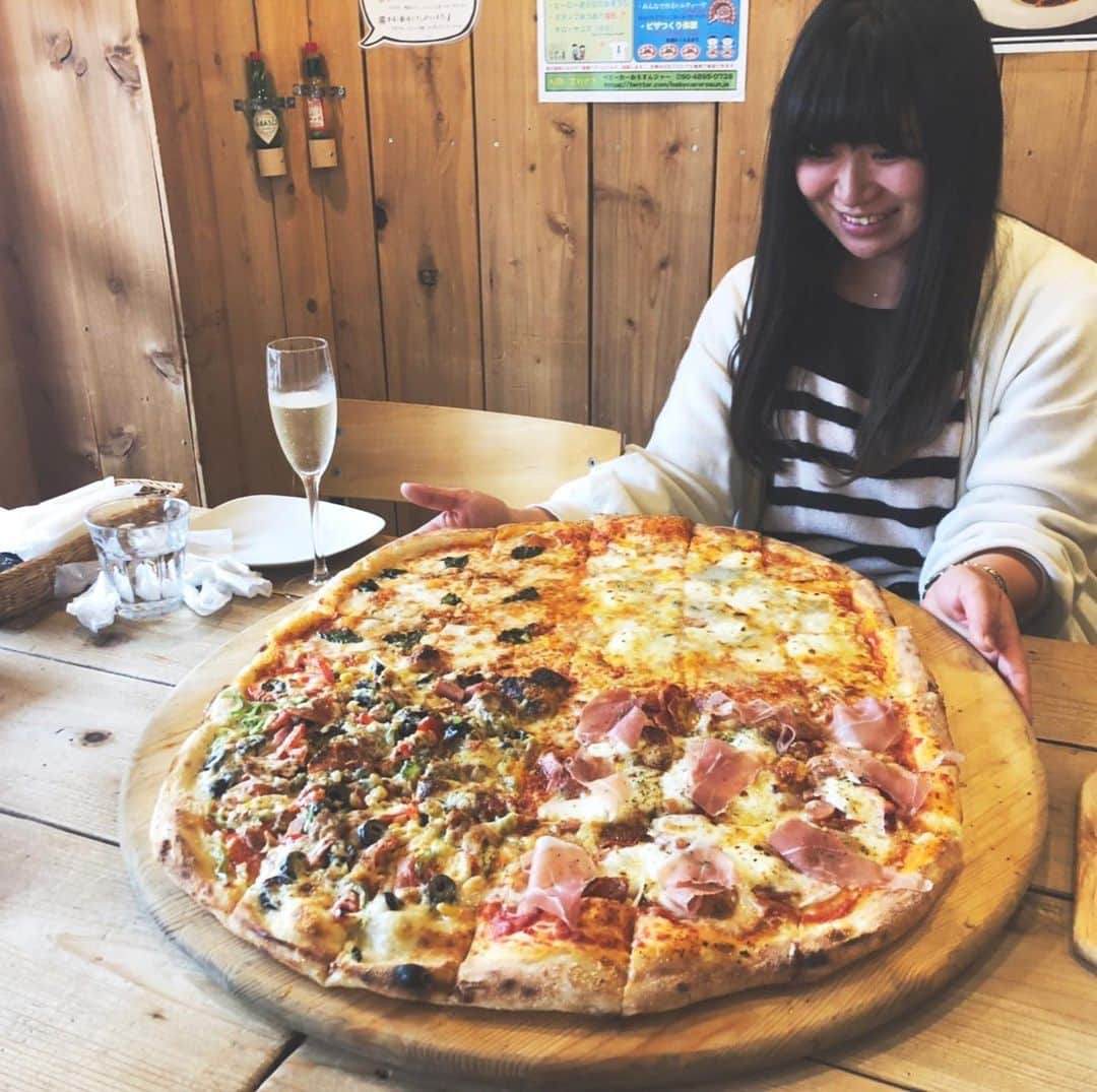 東京メトロ/Find my Tokyo.さんのインスタグラム写真 - (東京メトロ/Find my Tokyo.Instagram)「【challenge541】巨大ピザをオークションで競り落とそう！ 直径50cmのピザを食べたことがありますか？そして、リアルオークションに参加したことはありますか？ここ、方南町のピザ屋「アキッチョデシカ」は、巨大なピザの購入とオークションへの参加が同時に叶うお店なんです。お店の方や近所の方いわく、雨の日はライバルも少なく、お手頃な価格で落札できるため狙い目なのだとか！ぜひ一度、巨大ピザのオークションへ参加して、手作りピザを思う存分味わってみてはいかがでしょうか。  #findmytokyo #方南町 #ピザ屋 #アキッチョデシカ #巨大ピザ #ピザオークション #ダイエットは明日から #グルメ #雨の日が狙い目」8月28日 23時08分 - challenge_find_my_tokyo
