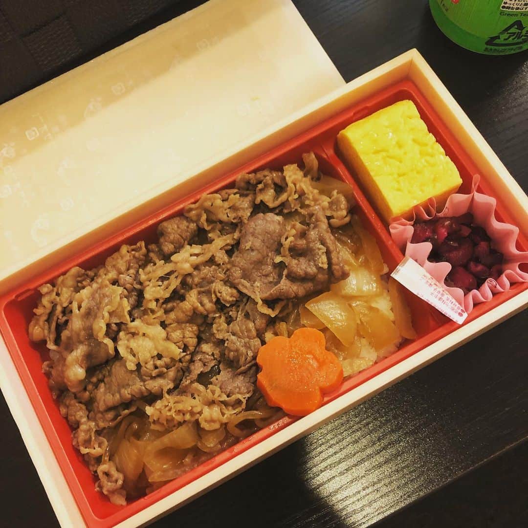 芳野友美さんのインスタグラム写真 - (芳野友美Instagram)「今日の撮影現場でのお昼ご飯！ お弁当には「鮭・和牛・親子丼」の文字。みんなどれ選ぶ？ 私は・・・やっぱりお肉選んじゃうよねー（笑）」8月28日 23時08分 - yumi_yoshino_1980