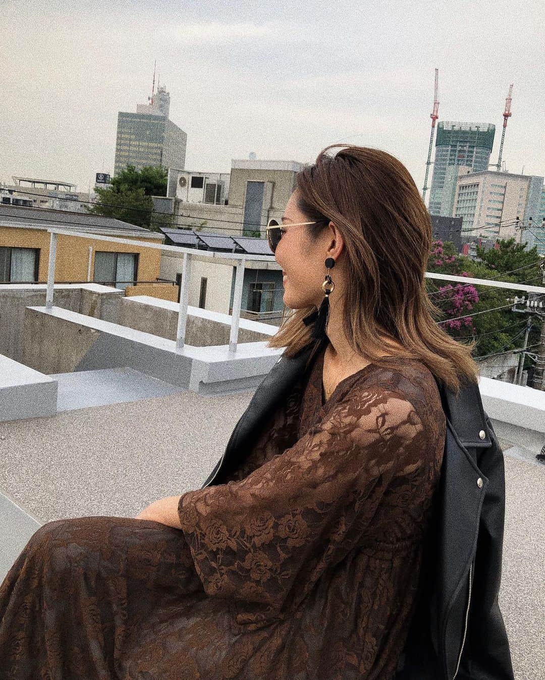 のインスタグラム：「・﻿ ・﻿ ようやく髪の毛が伸びてきて﻿ 巻いても肩下の長さになった😌﻿ 去年の今頃は金髪のインナーカラーとか﻿全頭金髪で肩につかないミディアムボムで﻿短かったなぁ。﻿ インナーカラーは結構気に入ってたから﻿またやっちゃうかもな🧐💕﻿ ﻿ 3枚目の写真は、数ヶ月前からお試しで使い始めた最近のお気に入りヘアパック💆‍♀️﻿ いつも韓国出張へ一緒に行くバディちゃんから、かなり良いとおススメされてとりあえず小さいサイズで試してみたらクオリティ優秀で大サイズにしてすぐリピート。﻿ 韓国出張へ行く時はストックを買って帰る流れ😉🇰🇷﻿ この間はこのシリーズのシャンプーとオイルもお試しでゲット🧴 ドラコスプライスだからついつい。w  スタイリングするときは、このシリーズのオイルとN.オイルを混ぜて揉み込ませてますよん🚿」