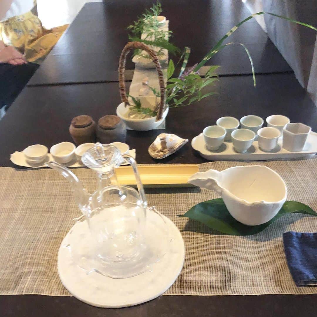 山本浩未さんのインスタグラム写真 - (山本浩未Instagram)「中国茶のお稽古、先月から生徒が茶席を作ります。 奈良から通ってらっしゃるKさんのテーマは『グリーン』  茶葉は文山包種茶、ガラスと白の茶器、茶葉にご自宅のお庭のレモングラスをブレンドし、草花をしつらえた夏らしいお席。一刀彫りの鹿さんが見守り、お菓子はお手製の吉野葛で作った水羊羹に若桃と奈良づくし🦌 💕 中国茶に生のハーブをブレンド🌿 って素敵なアイデア❣️」8月28日 23時09分 - hiromicoy