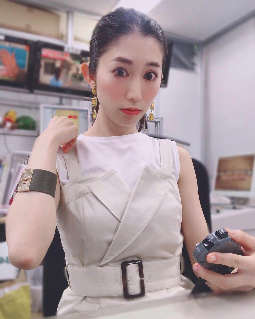 のインスタグラム：「ん？🙄 ・ ・ ・ ・ ・ 毎週火曜はラジオ日本でニュース読み📻 声の筋トレ中。 ・ ・ ・ ☺️ 一一一一一一一一一 #ん#え#お #radio#ラジオ#📻 #ニュース#news #ラジオアナウンサー  #announcer#筋トレ#声 #voice#tuesday#火曜日 #ラジオ日本#nippon #🎤」
