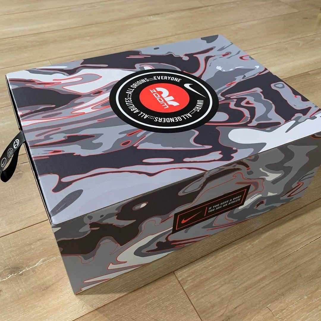 エレーナ・デレ・ダンさんのインスタグラム写真 - (エレーナ・デレ・ダンInstagram)「I’m so proud of every last detail in this shoe even down to the box. This has been years in the making to get it right and truly make sure this is a shoe for all!The years of fittings and various testings by both Lizzie and I truly paid off  #airzoomunvrs #flyease #nike #allgendersallabilitiesalloriginseveryone」8月28日 23時12分 - de11edonne