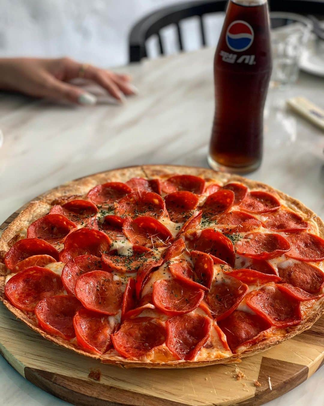 カン・ギョンミンさんのインスタグラム写真 - (カン・ギョンミンInstagram)「멍멍이 귀엽다 ! 하구 들어갔는데 🍕피쨔 맛집 . . . . #살락스 in순천  #굠민냠냠탐방🍽」8月28日 23時12分 - kkmmmkk