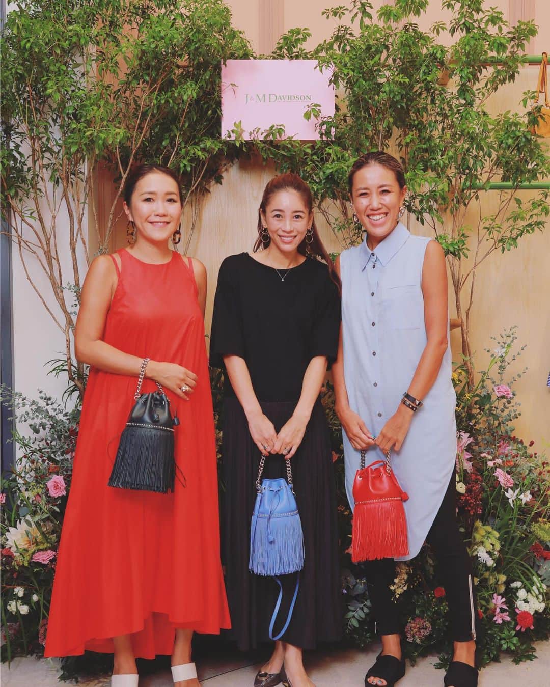 大桑マイミのインスタグラム：「J&M DAVIDSON AOYAMA RENEWAL RECEPTIONPARTY へ。  とても素敵な店内で居心地よかった。 小ぶりなポシェットきになる〜なになら入るかな？とシュミレーションしちゃった。 リップだな……まちがいなく。  アパレルも💐可愛かった。 @sayo345char & @onechama  濱口姉妹に囲まれてニンマリ  @jandmdavidson  #j&mdavidson #aoyama #ミューニック #peachpr」