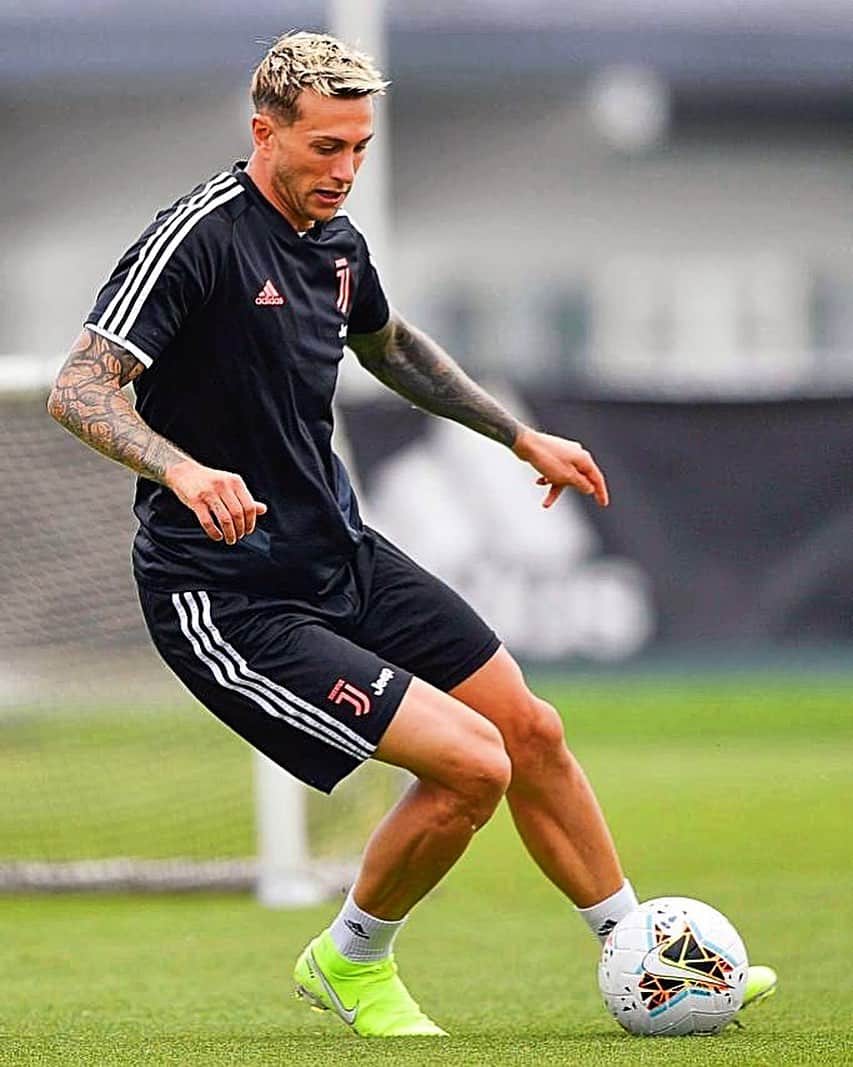フェデリコ・ベルナルデスキのインスタグラム：「⚽️🔥🏳️🏴 #training #forzajuve #liveahead」