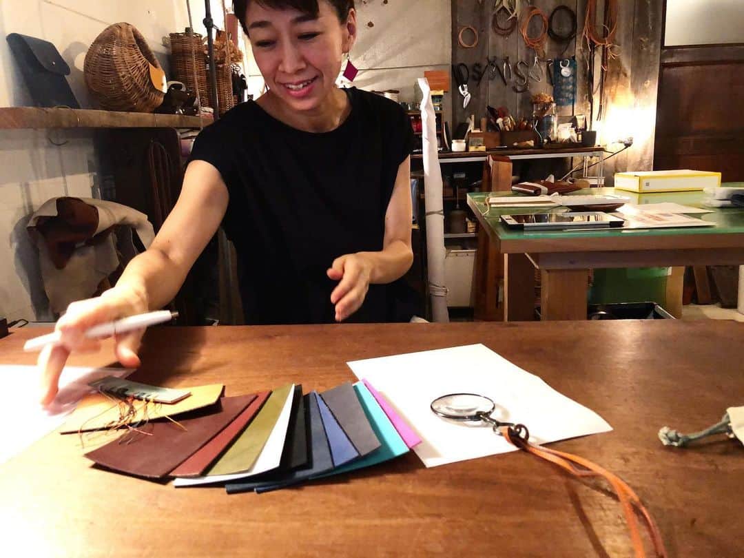山本浩未さんのインスタグラム写真 - (山本浩未Instagram)「首にかるルーペに革のカバーをオーダー。 デザインを決め革の色と糸を選ぶ楽しい時間。ちょっと先になっちゃうけど出来上がりが楽しみ☺️ #革工房rim  #押野敬子 さん」8月28日 23時25分 - hiromicoy