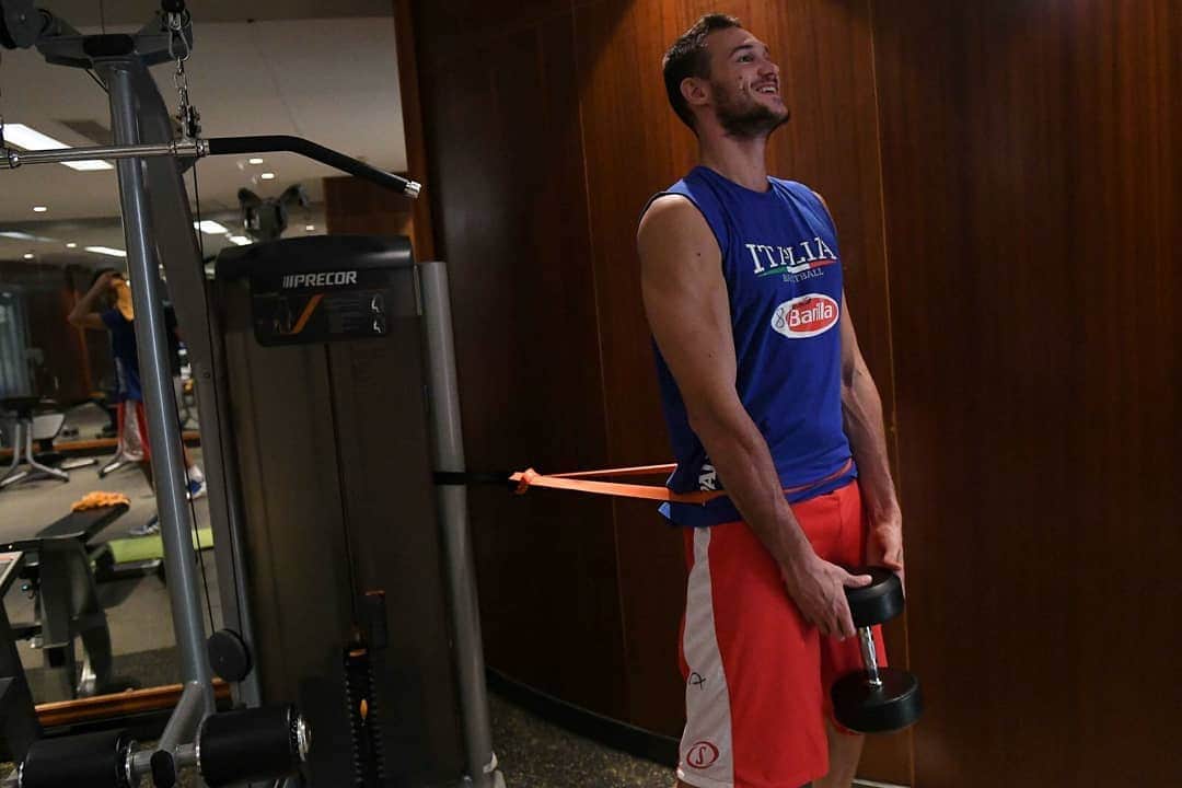 ダニーロ・ガリナリのインスタグラム：「😄🏋‍♂ Smiles at the gym for the first day of work in Foshan! 🇮🇹#Italbasket #NothingButAzzurri」