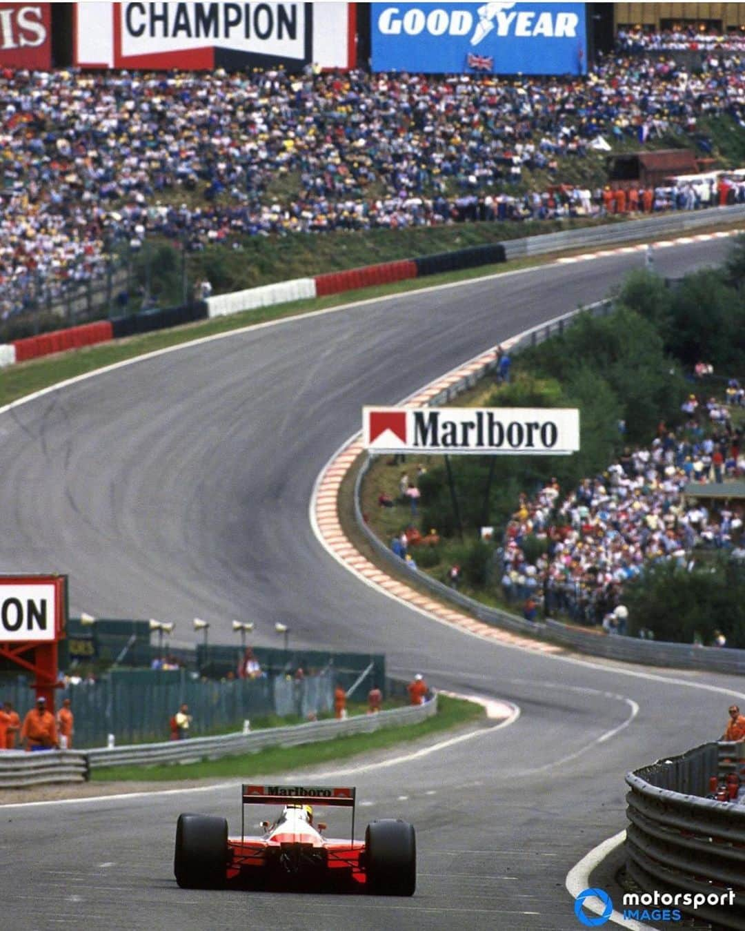 ルーカス・ディ・グラッシさんのインスタグラム写真 - (ルーカス・ディ・グラッシInstagram)「SPA f1 race weekend... how powerful is this Senna’s picture? For me the best circuit in the World to drive & race | credit 📸 Motorsport Images」8月28日 23時29分 - lucasdigrassi